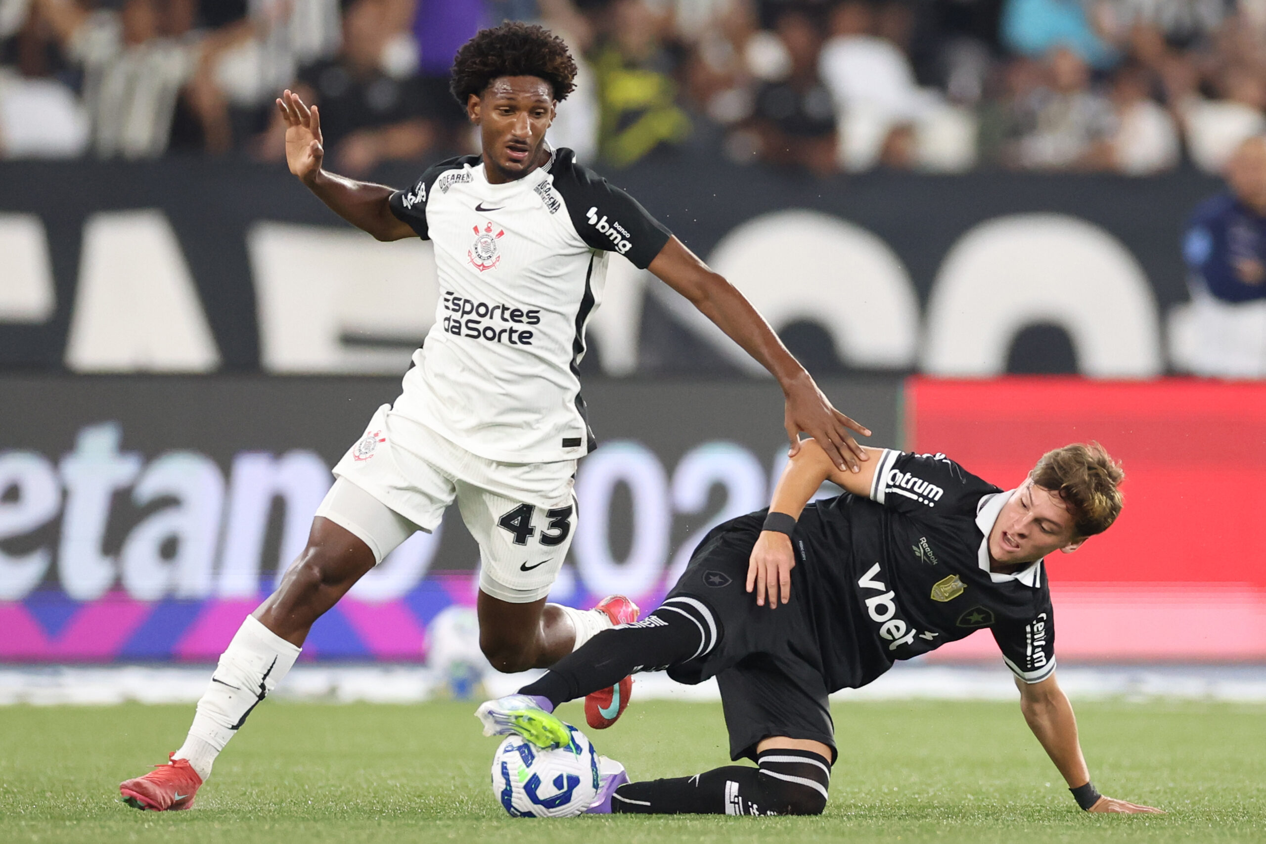 Corinthians encara Botafogo em duelo decisivo no Brasileirão