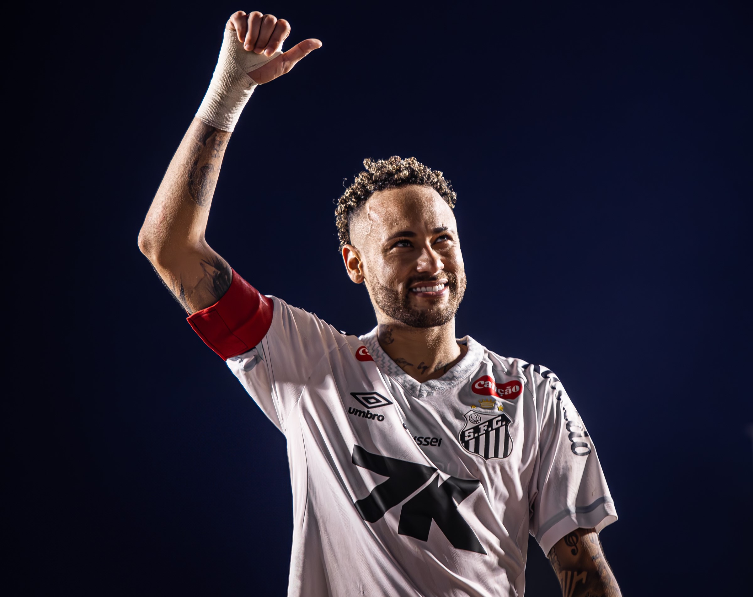 Santos vence Sport com show de Neymar