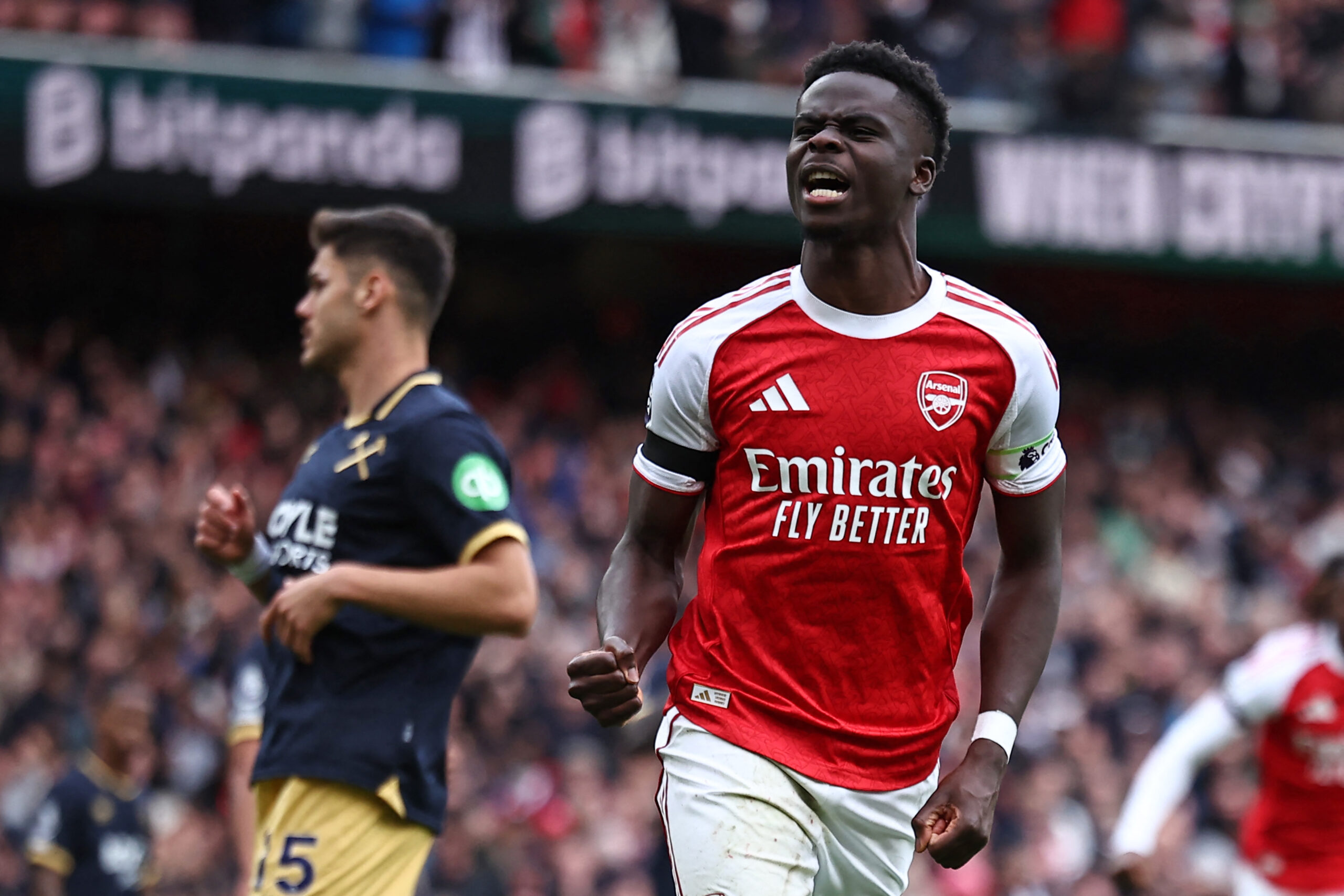 Arsenal Brilha com Saka: Jovem Faz História na Premier League