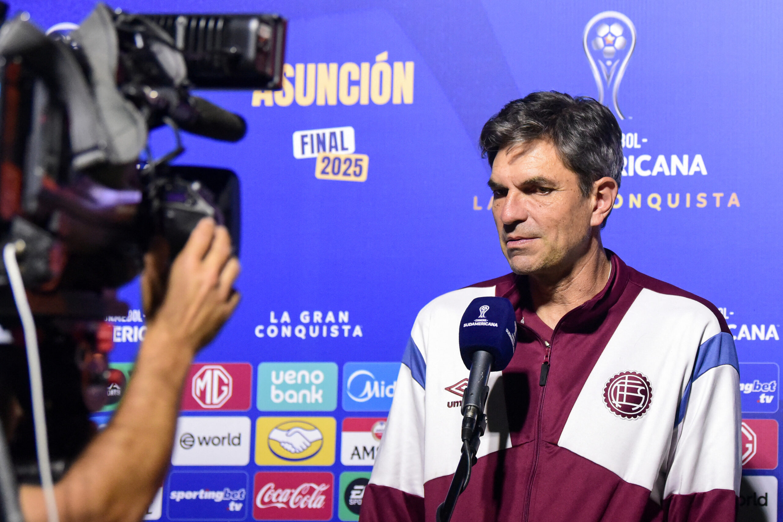 Mauricio Pellegrino e a Revolução Silenciosa no Lanús: Filosofia Humanista e Jovens Promessas