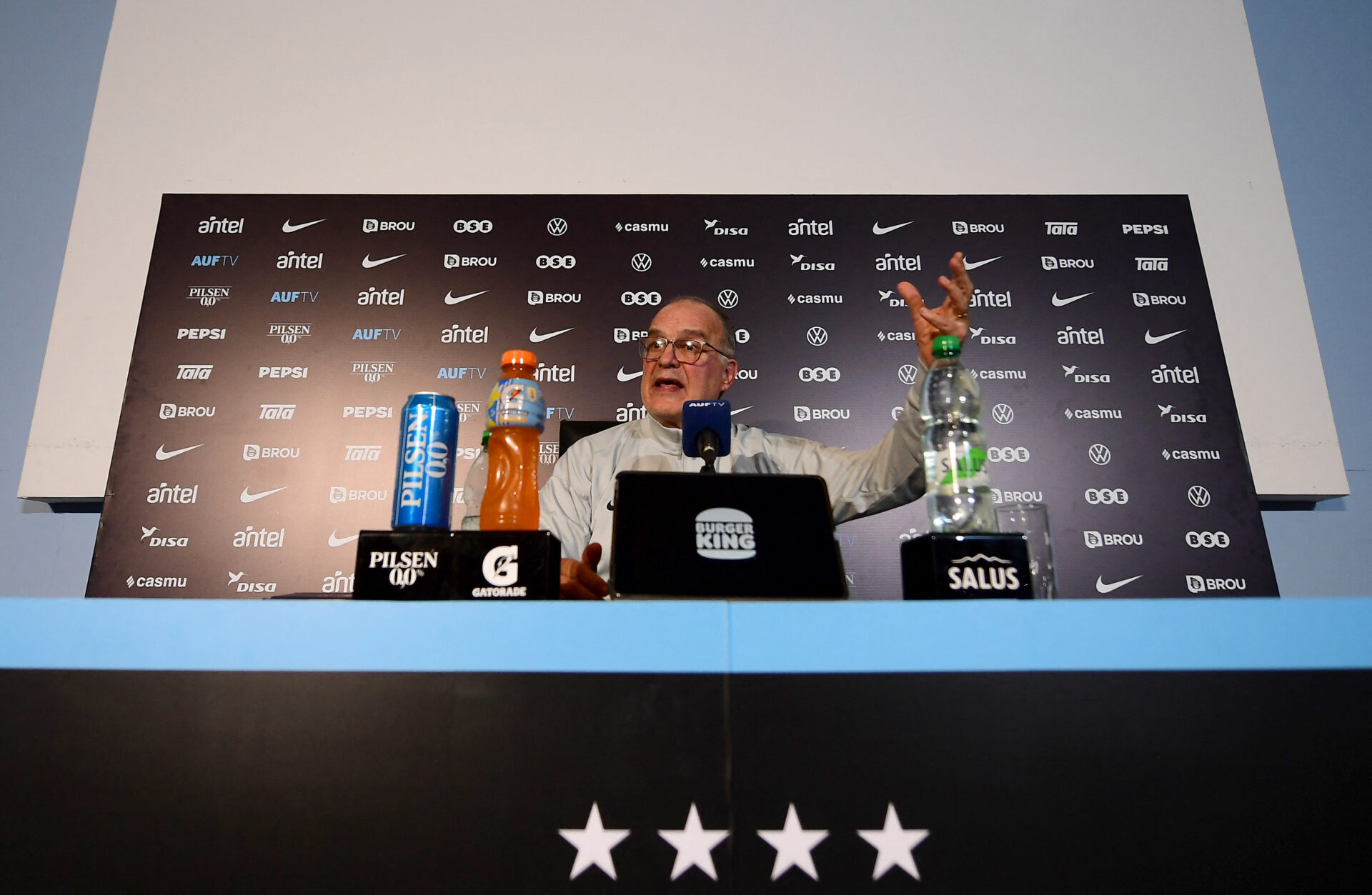 Marcelo Bielsa permanece no comando da seleção uruguaia rumo à Copa de 2026 – imagem do artigo