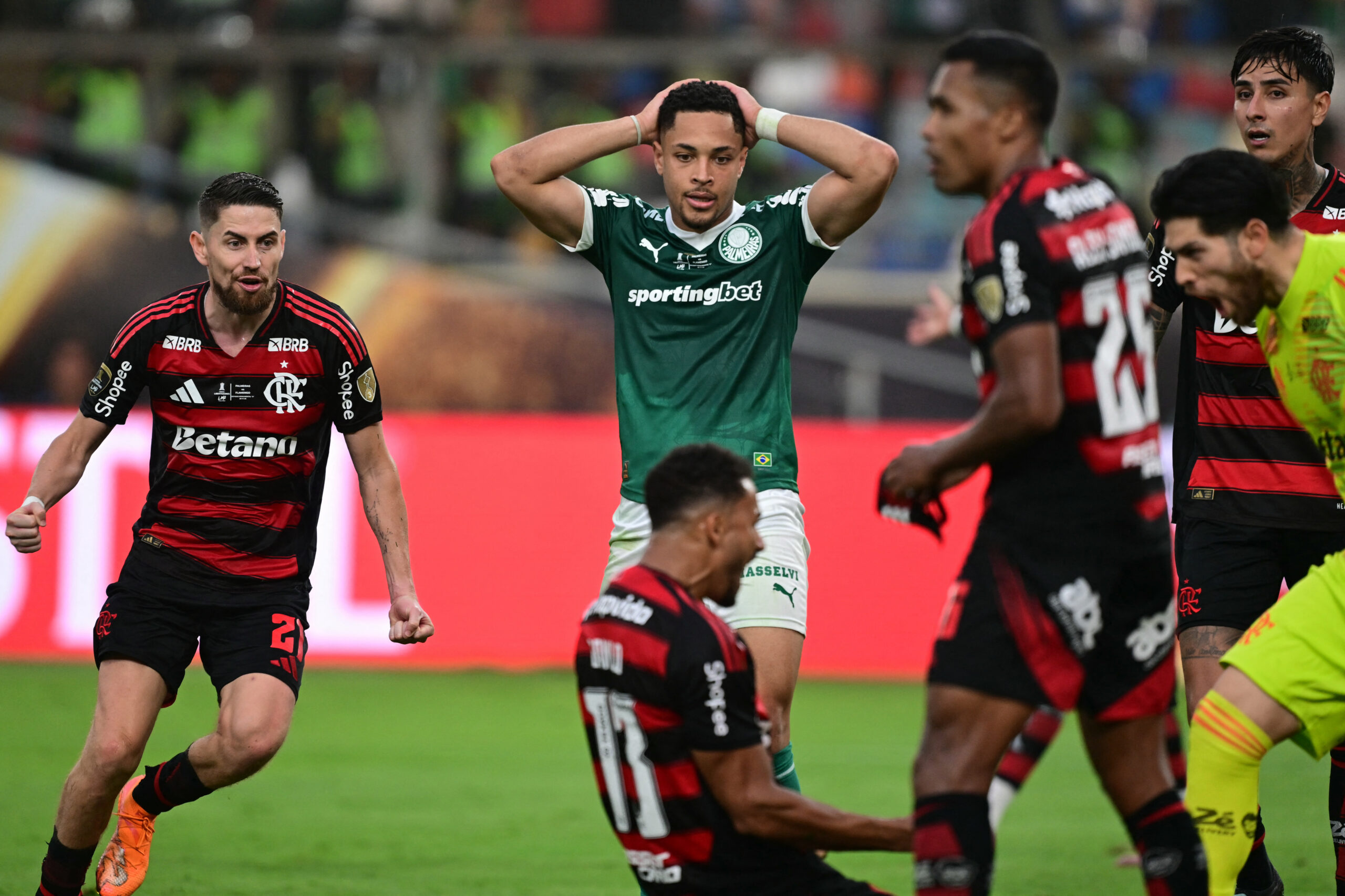 Abel Ferreira Incentiva Vitor Roque Após Derrota na Libertadores
