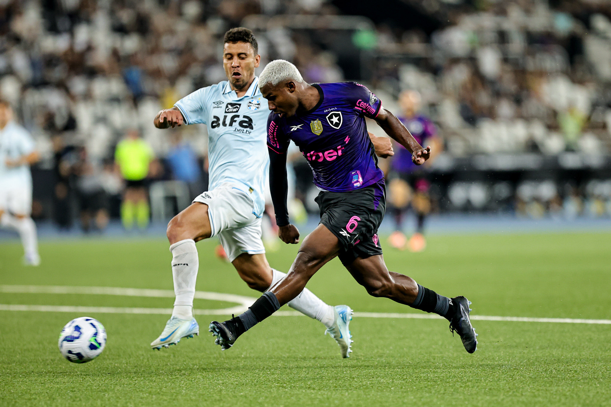 Botafogo e Grêmio Protagonizam Partida de Cinco Gols no Brasileirão 2025