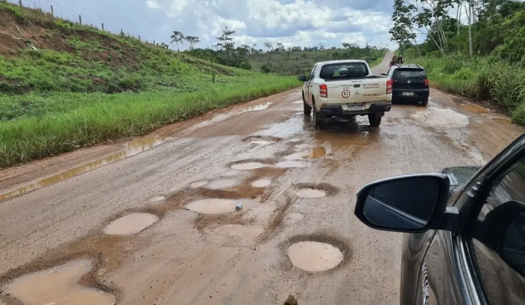 Motoristas Enfrentam Desafios na BR-364: Buracos e Atrasos – imagem do artigo