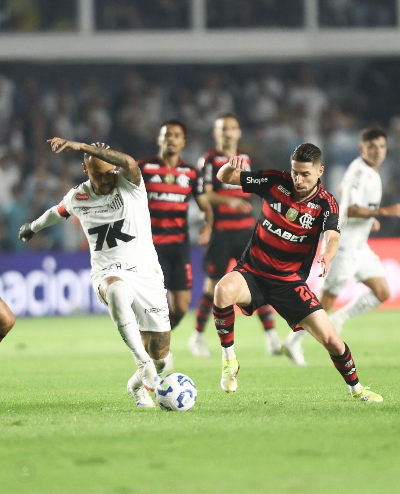 Flamengo e Palmeiras disputam liderança acirrada no Brasileirão – imagem do artigo