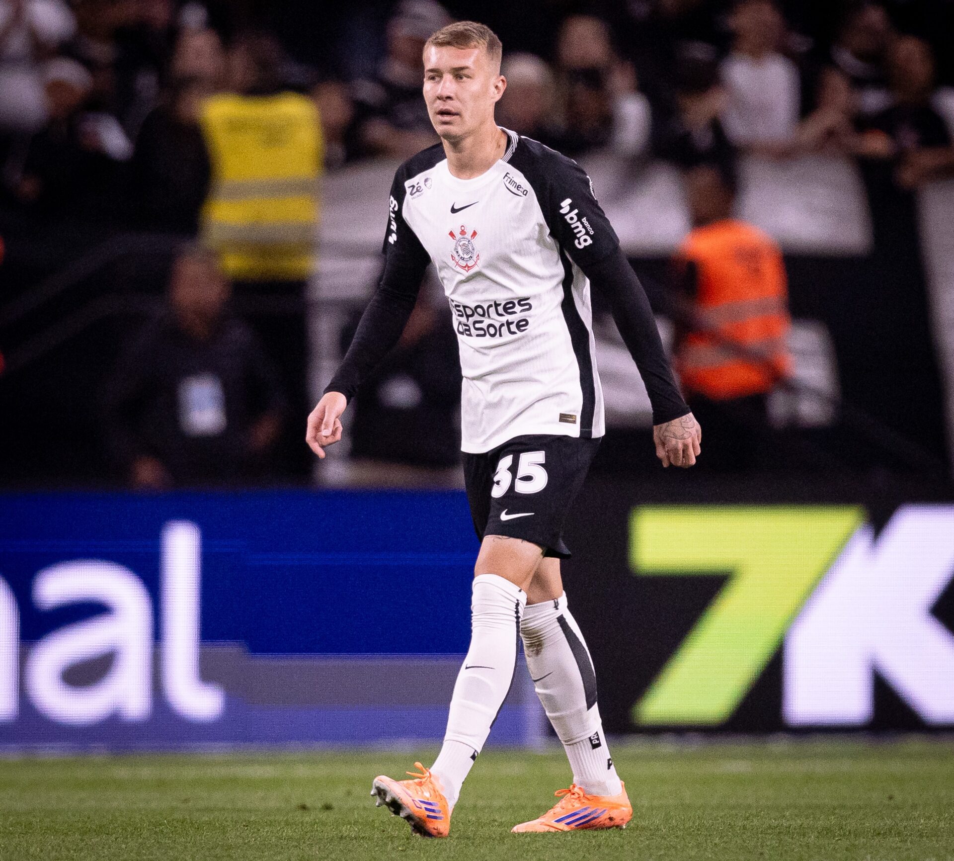 Charles, do Corinthians, enfrenta julgamento após expulsão polêmica – imagem do artigo