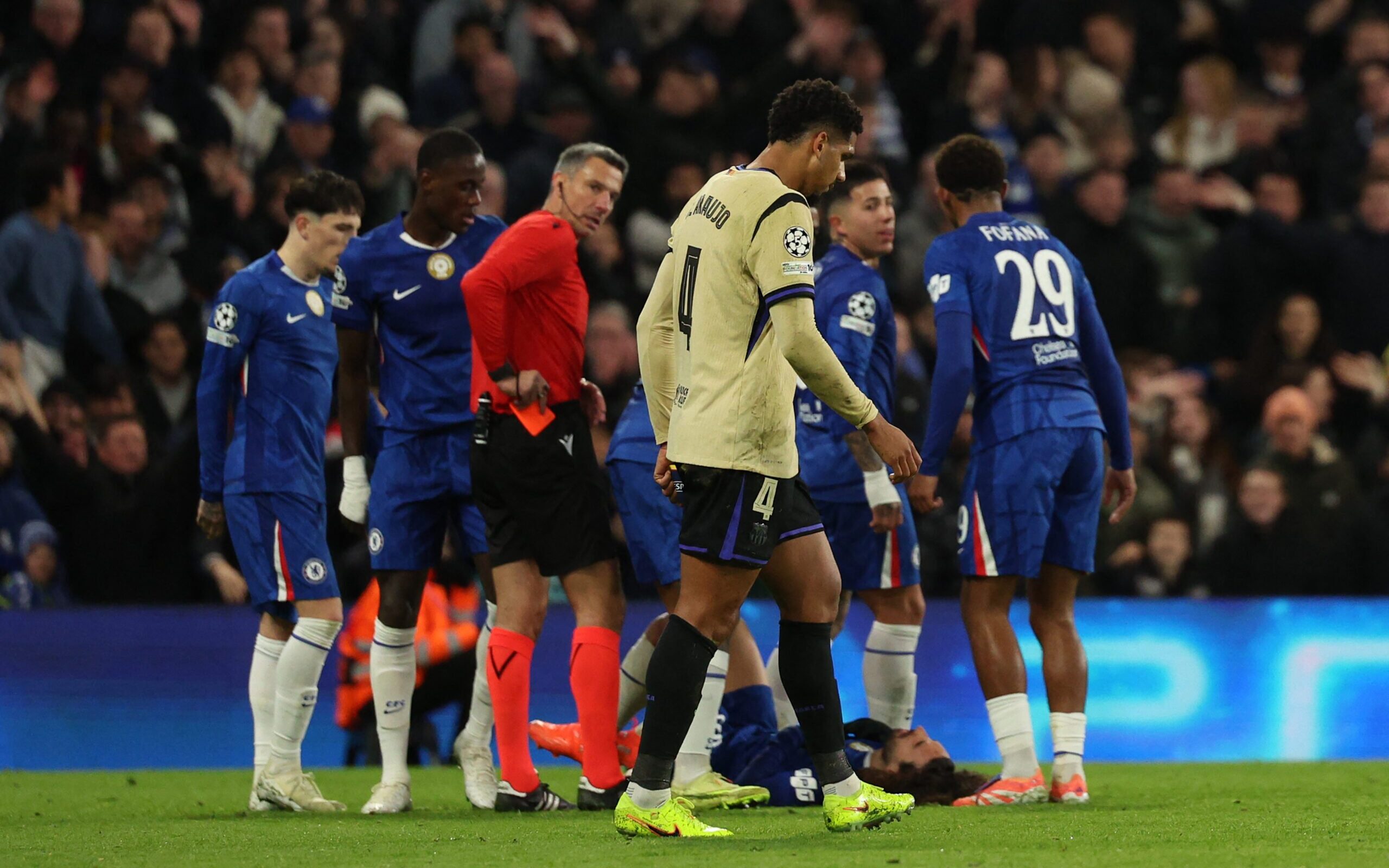 Barcelona Enfrenta Desafios com Desfalques de Araújo e Fermín