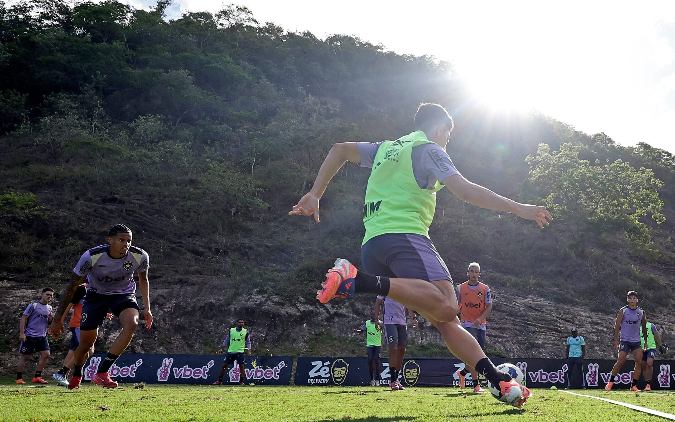 Botafogo enfrenta desafios para manter time titular contra o Corinthians