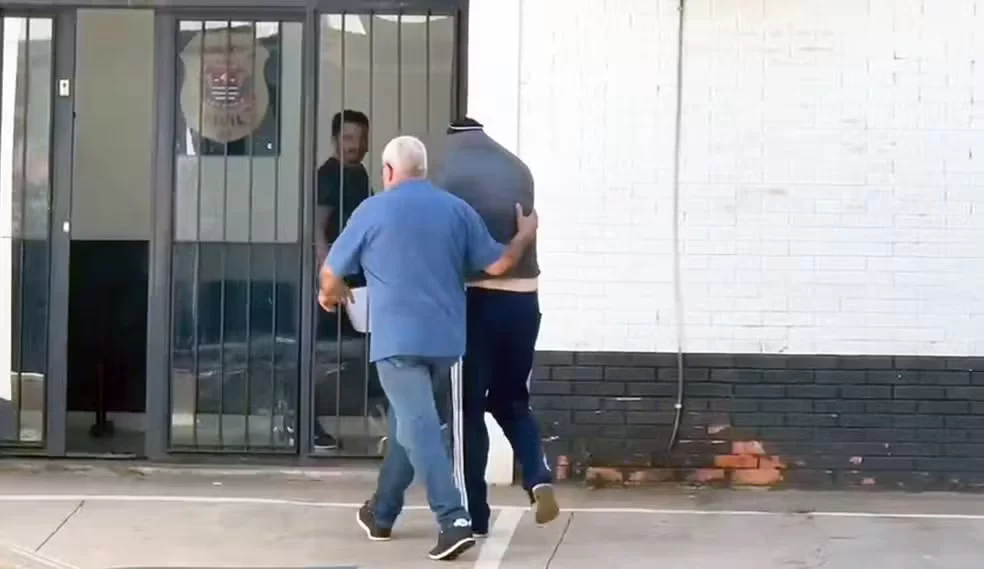 Treinador de Futebol Detido por Suspeita de Abuso Sexual de Adolescentes – imagem do artigo