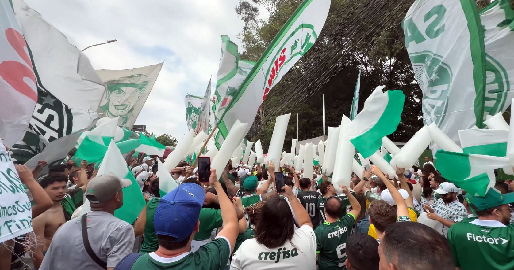 Torcida do Palmeiras faz festa antes da final da Libertadores – imagem do artigo