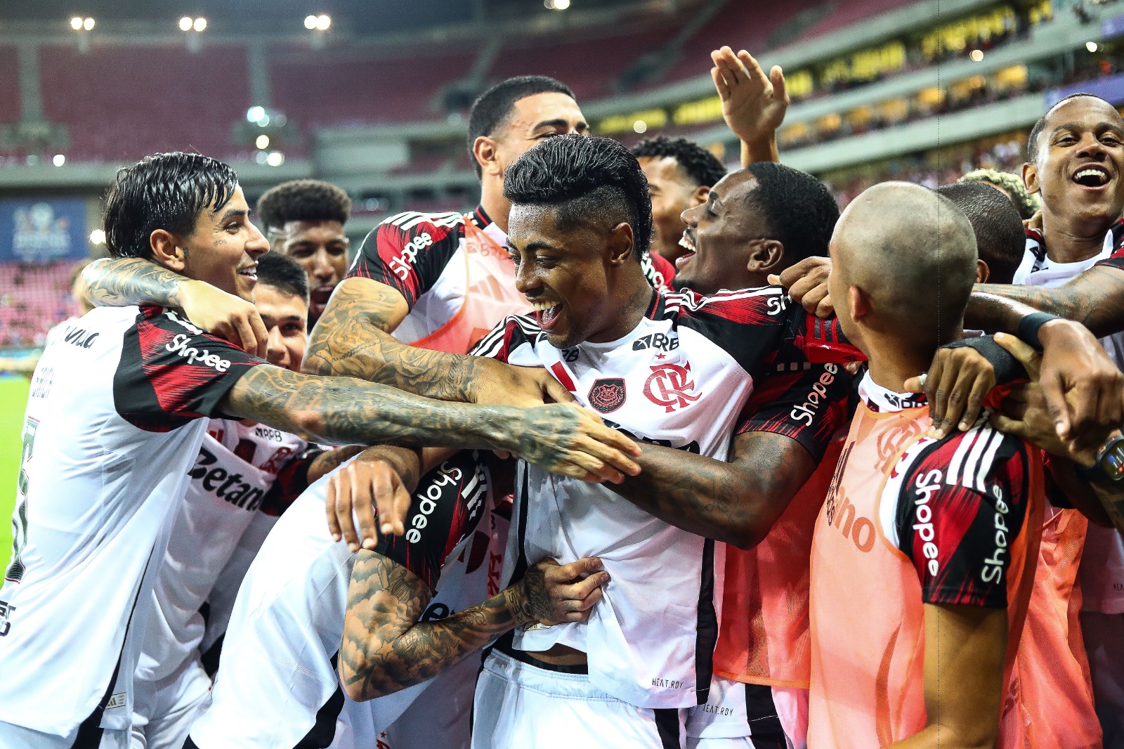 Flamengo Vira e Goleia o Sport, Assumindo a Liderança do Brasileirão – imagem do artigo