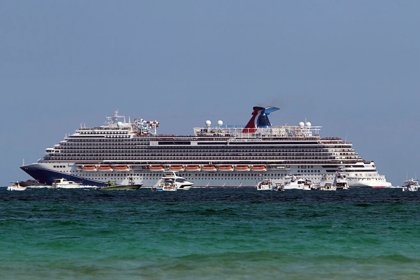 Investigação em cruzeiro: FBI apura morte de jovem a bordo – imagem do artigo