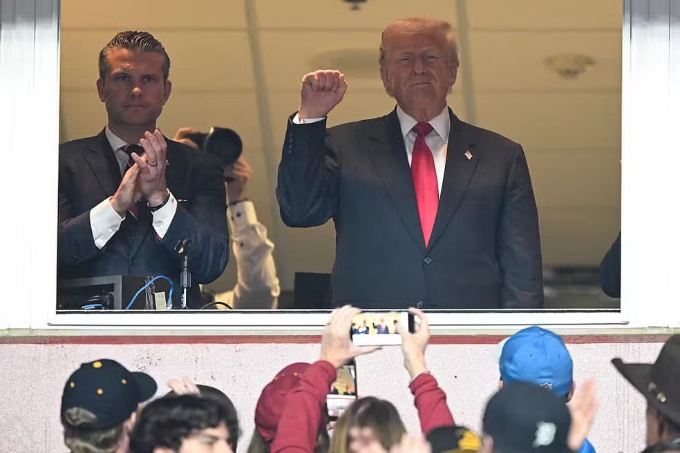 Trump Enfrenta Reações Mistas em Jogo de Futebol Americano – imagem do artigo