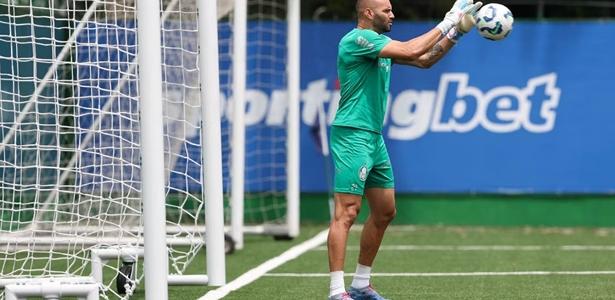 Retorno de Weverton anima treino do Palmeiras antes de clássico