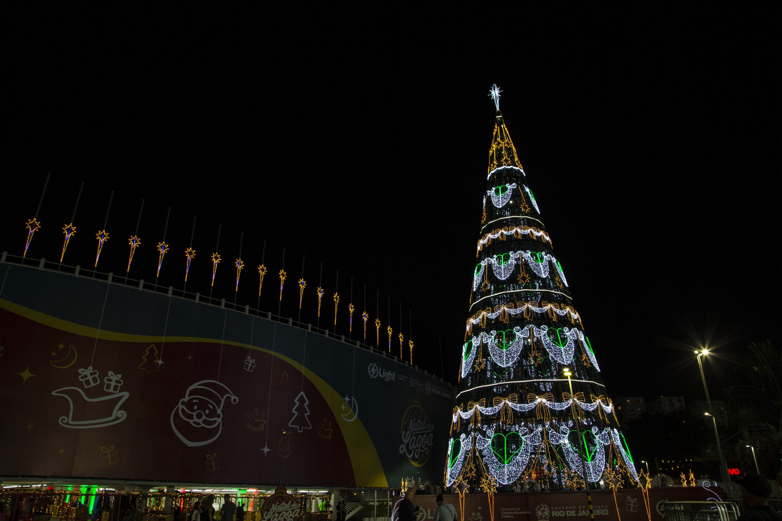 Rio de Janeiro Ilumina-se com Árvores de Natal e Samba