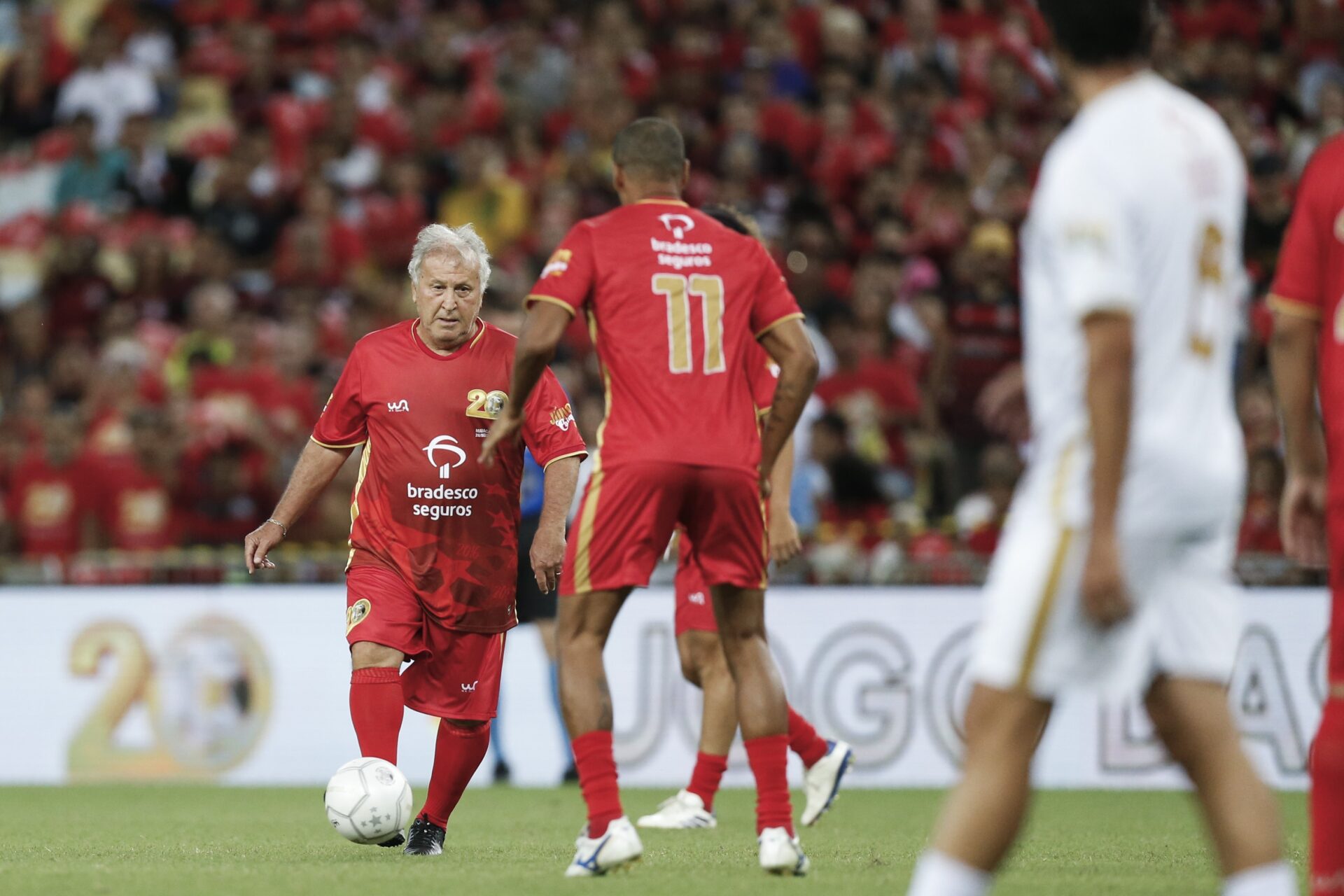 Verón, Nuno Gomes e estrelas do futebol feminino brilham em jogo beneficente