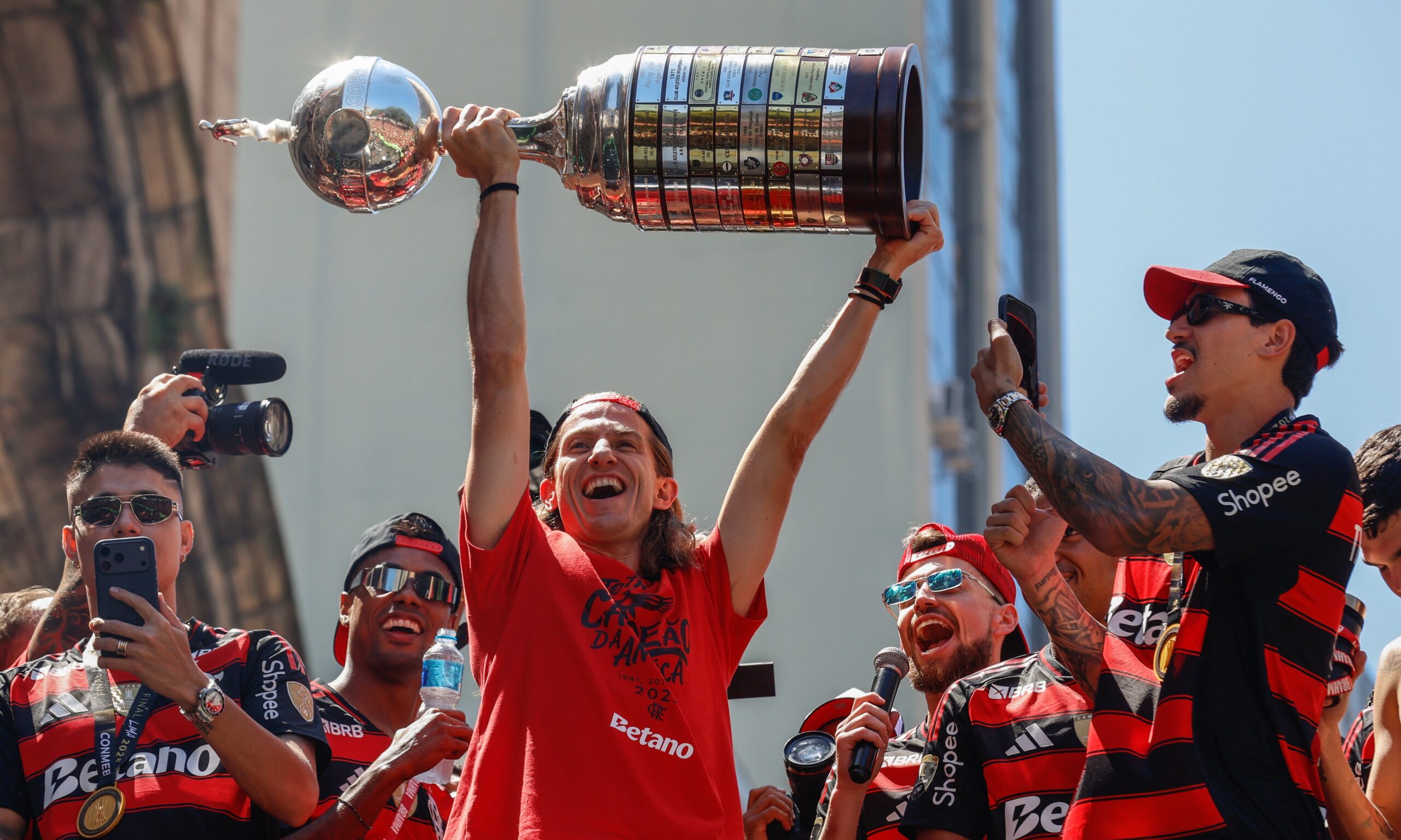 Flamengo renova com Filipe Luís até 2027 e confirma aposta no treinador