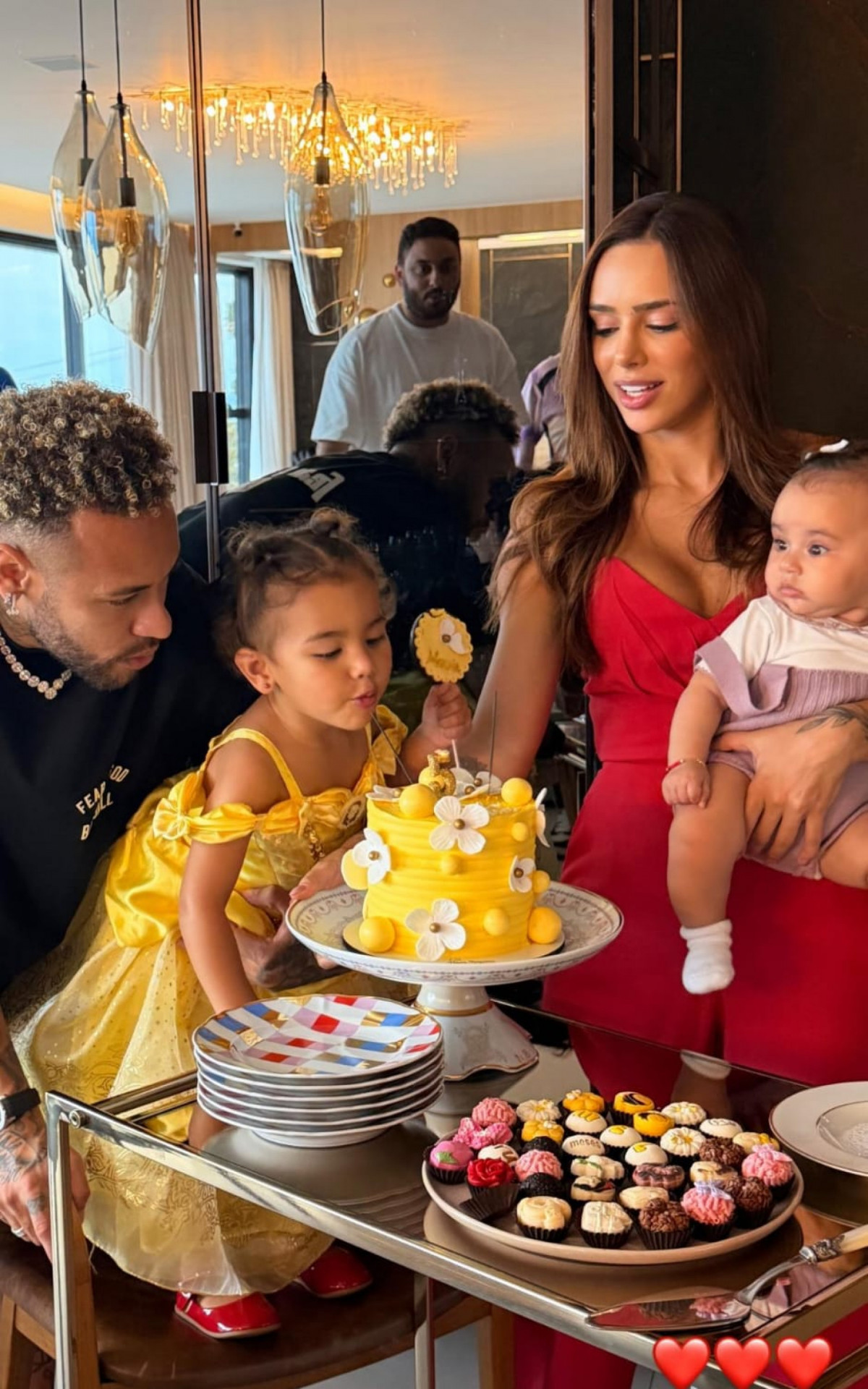 Festa intimista marca mesversário da filha de Neymar e Bruna Biancardi