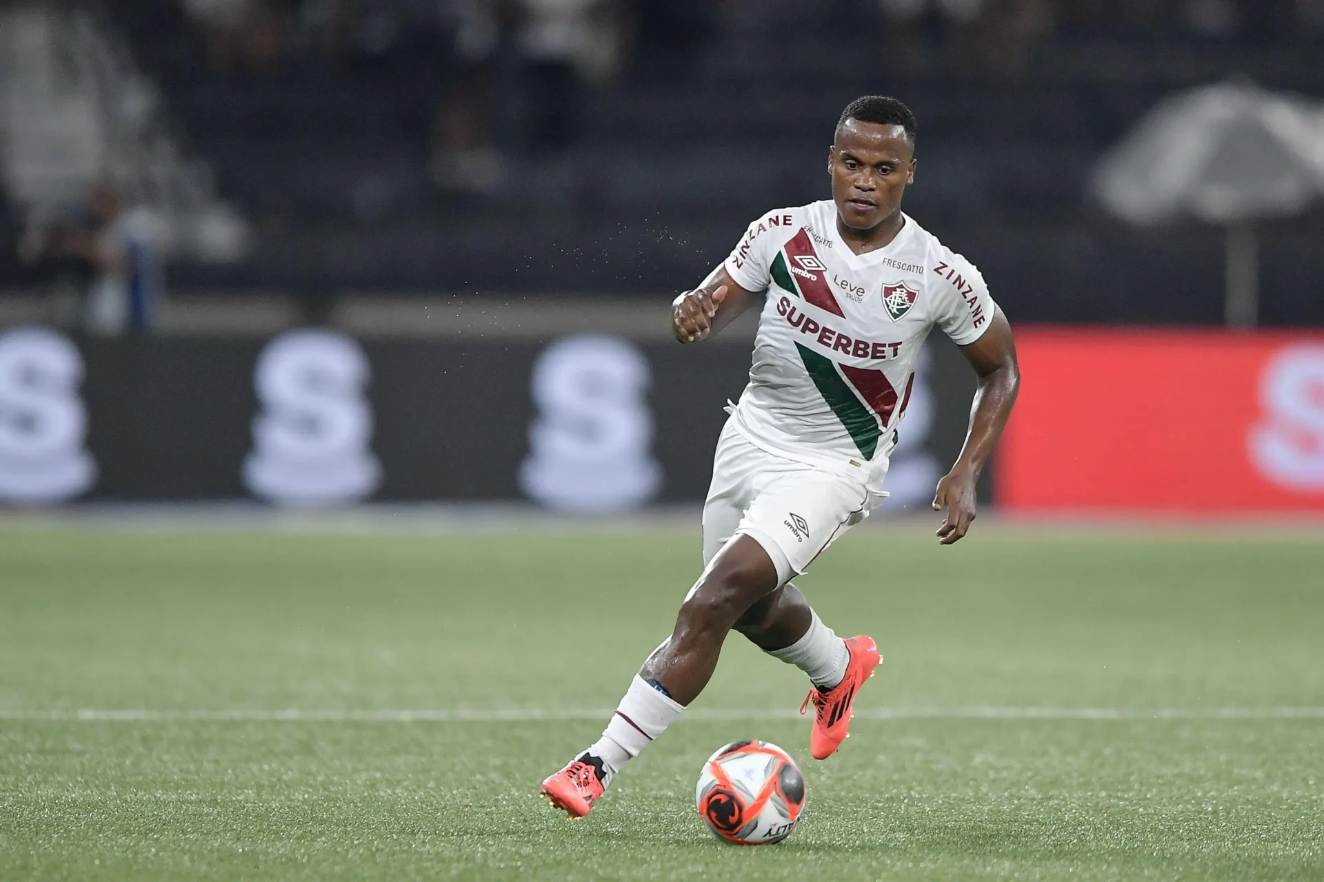 Jhon Arias e a Polêmica nas Redes: Possível Retorno ao Brasil?