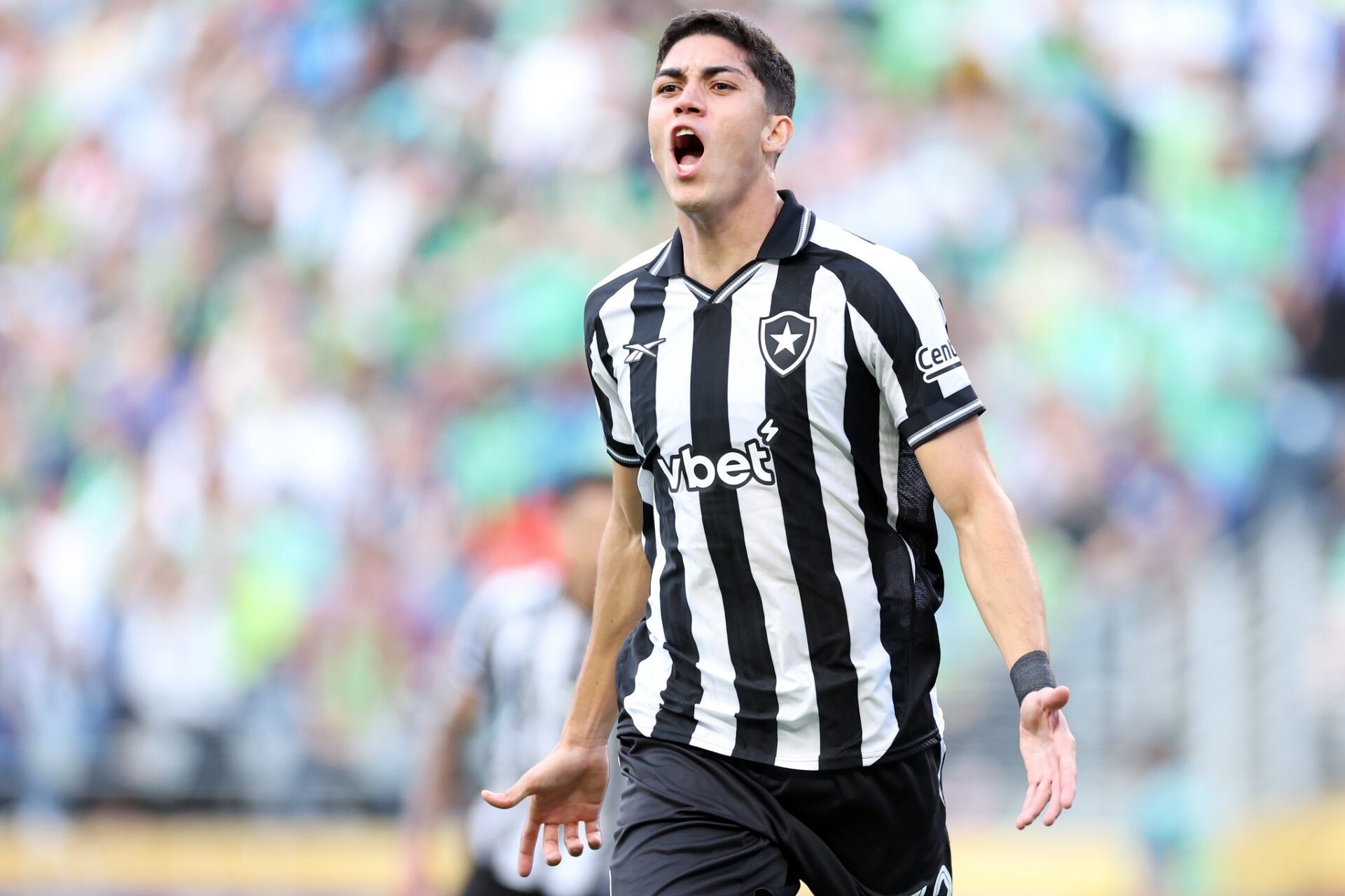 Botafogo e Flamengo disputam zagueiro Jair Cunha em negociação com Nottingham Forest