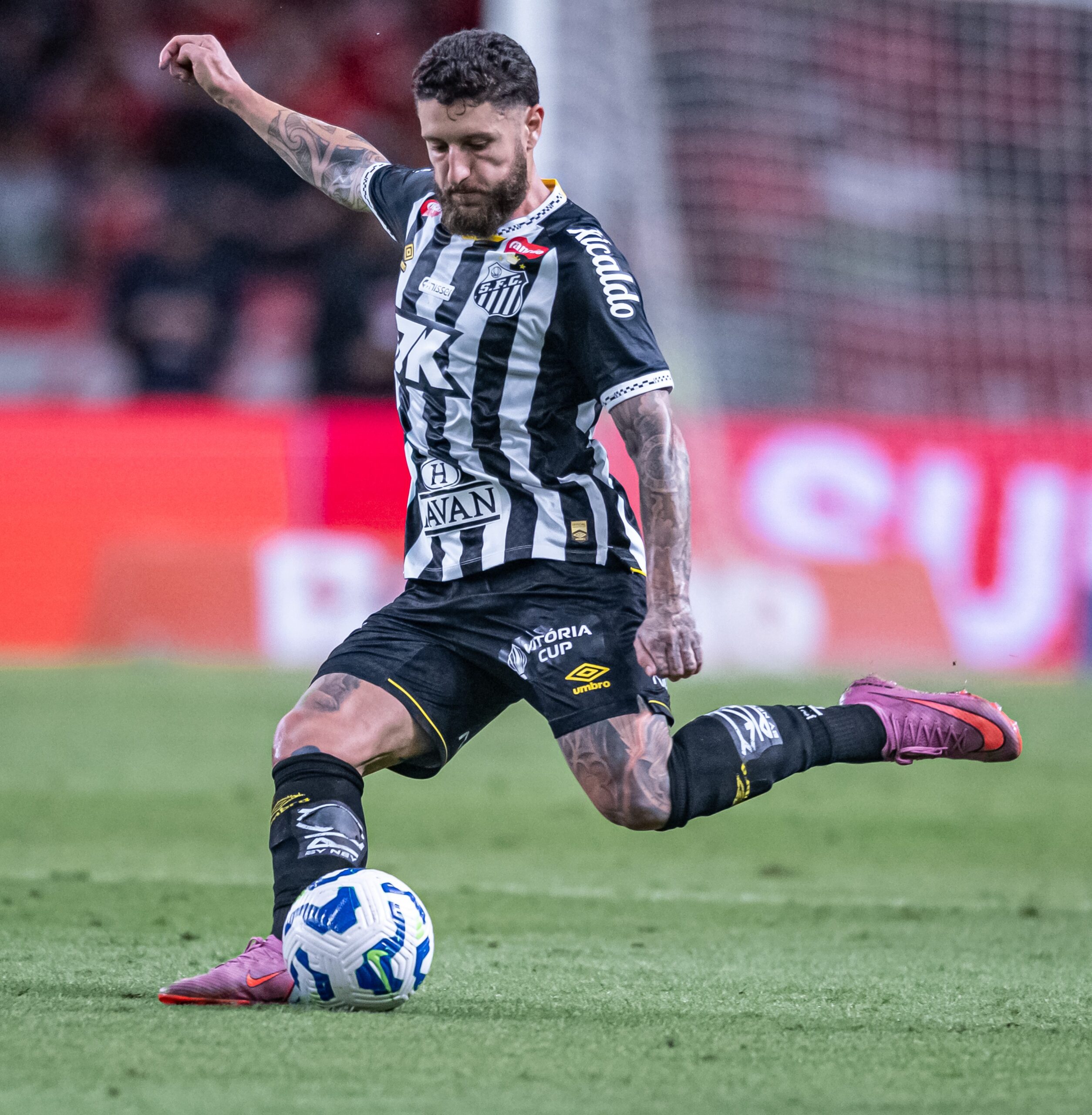 Zé Rafael supera cirurgia na coluna e vira peça-chave do Santos em 2024