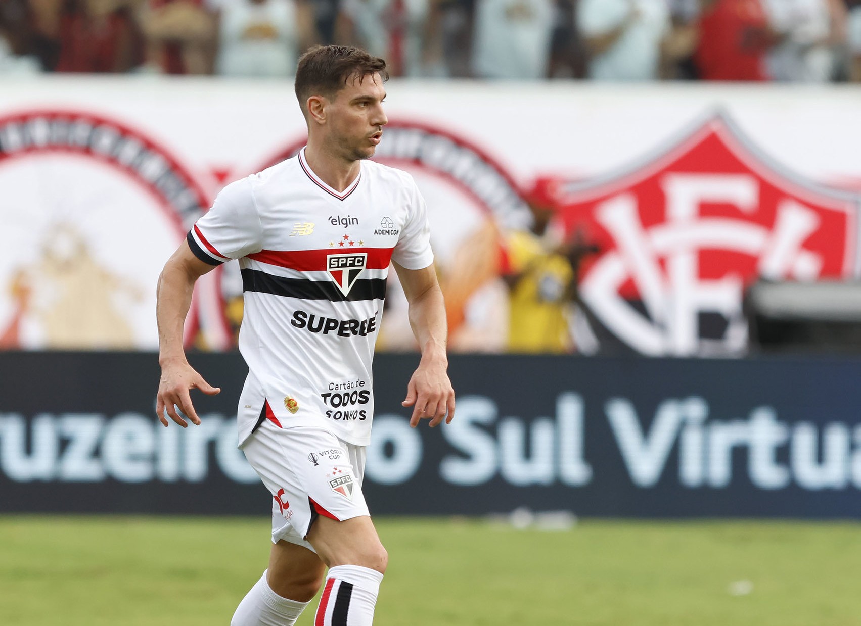 Cédric Soares: Desempenho Irregular e Novos Desafios no São Paulo – imagem do artigo