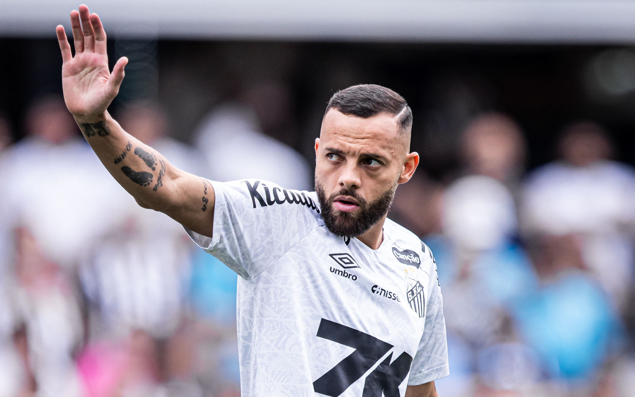 Guilherme brilha como artilheiro do Santos em 2025, mas enfrenta desafios no time titular