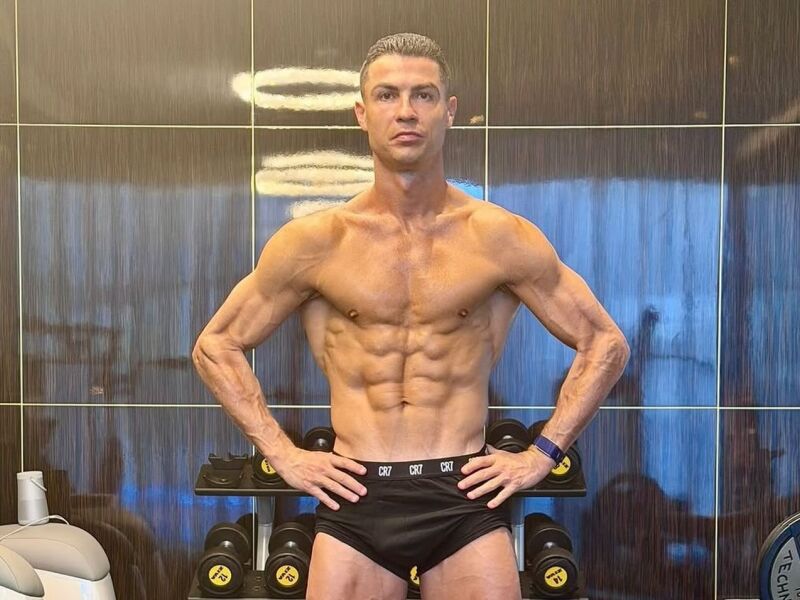 Cristiano Ronaldo impressiona fãs ao mostrar forma física impecável aos 40 anos
