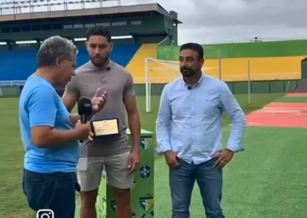 Neto Pessoa visita Federação Acreana e recebe homenagem por carreira no futebol