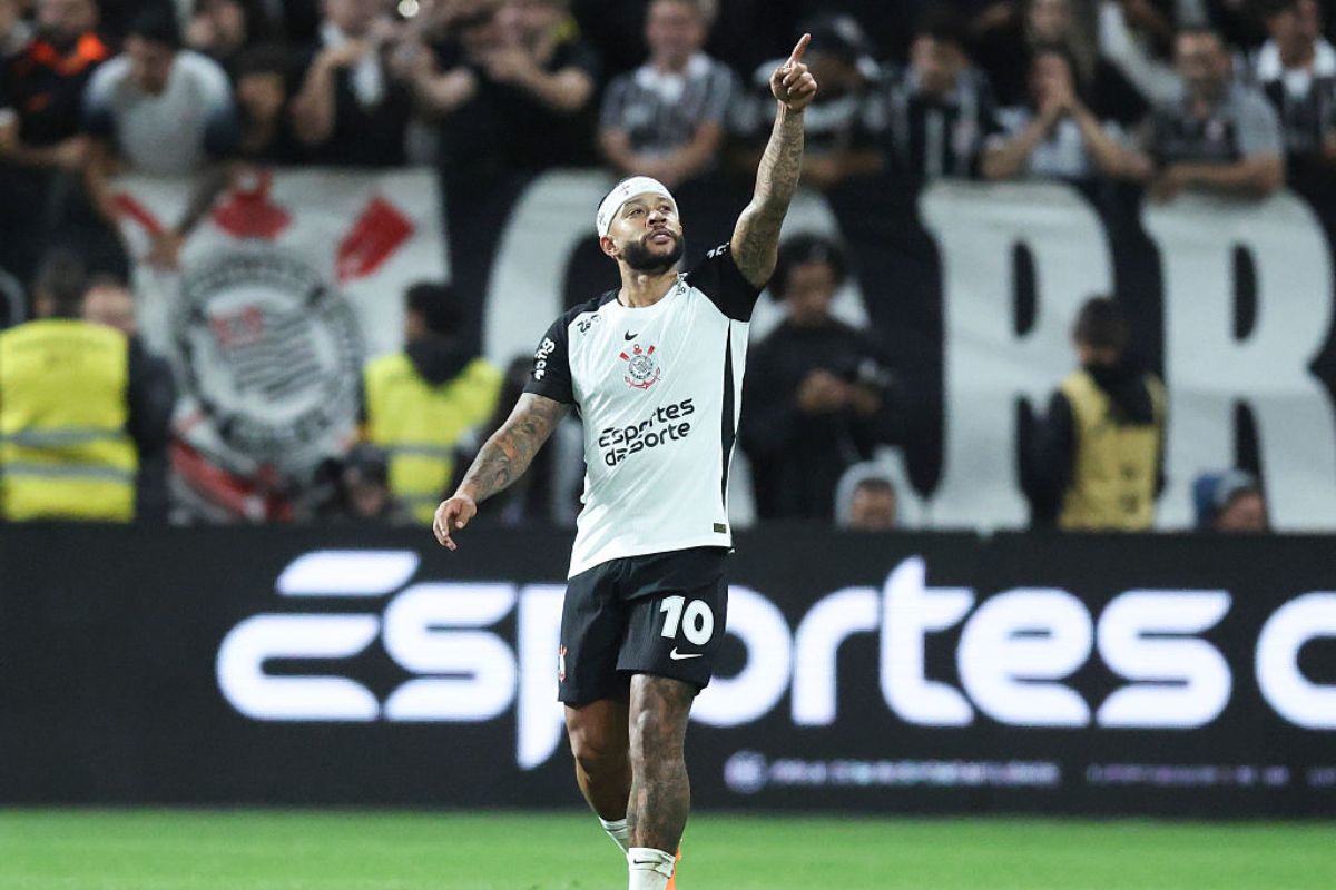Controvérsia no Mineirão: Gol de Memphis Depay gera polêmica entre torcedores – imagem do artigo
