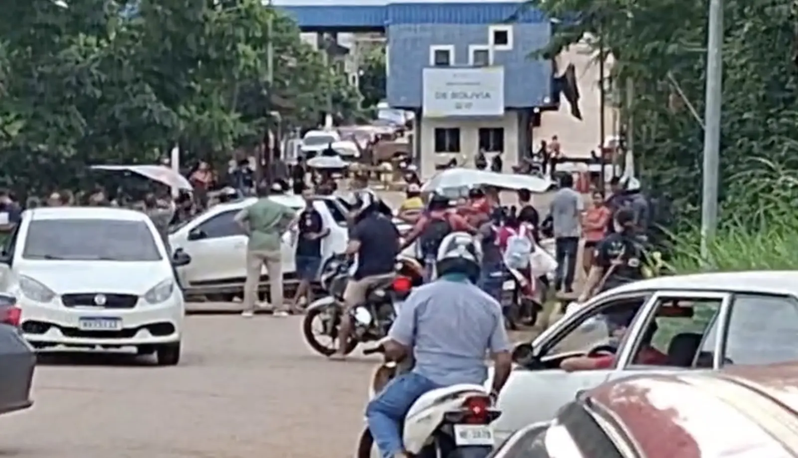 Estudantes da Bolívia bloqueiam ponte com o Brasil em protesto contra taxas abusivas – imagem do artigo