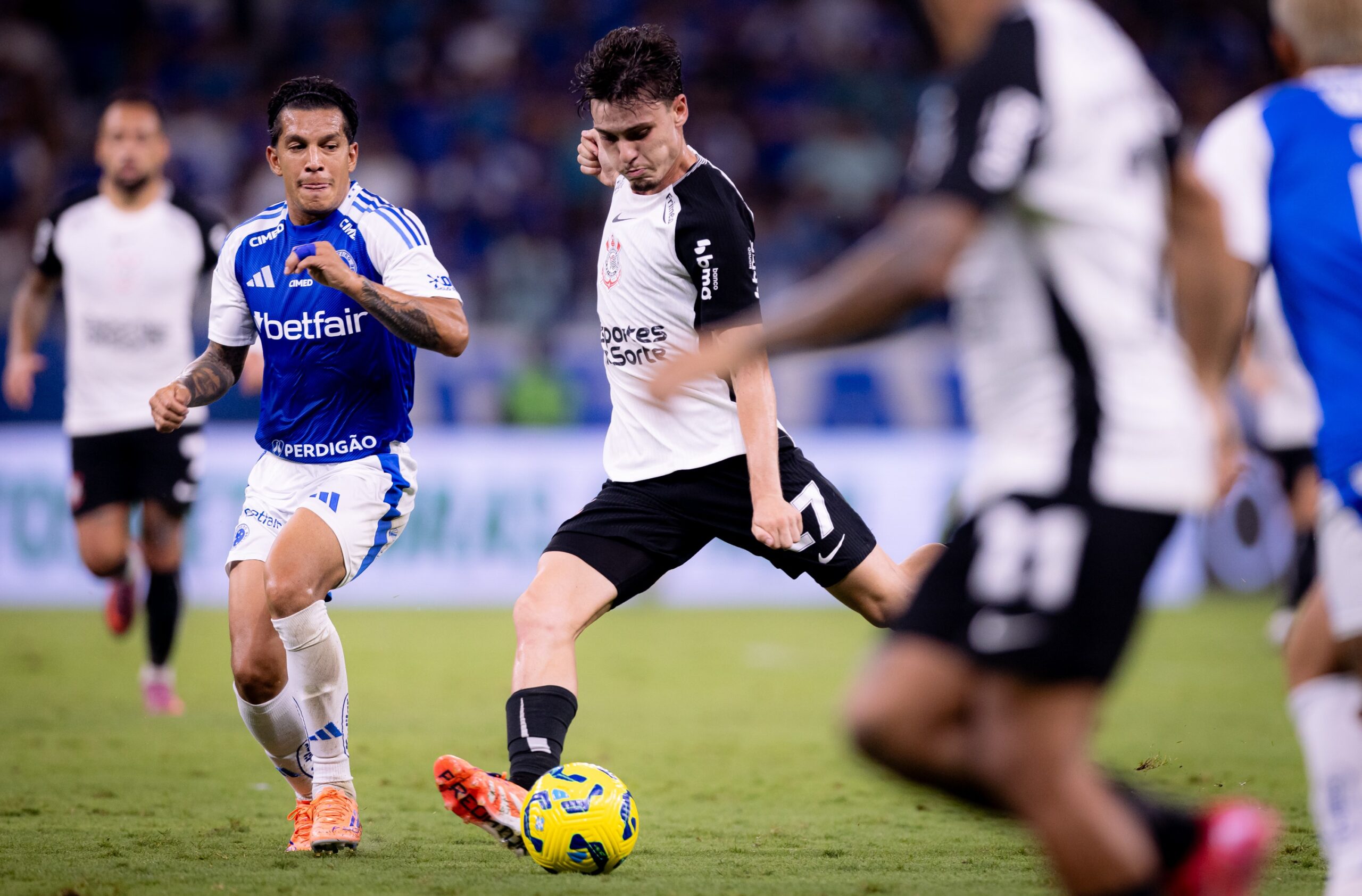 Corinthians e Cruzeiro se enfrentam em jogo decisivo na Copa do Brasil