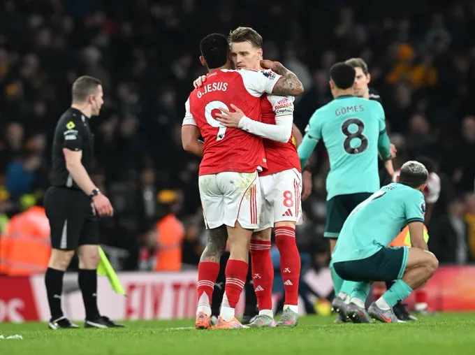 Arsenal vence Wolverhampton com gols contra e mantém liderança na Premier League – imagem do artigo