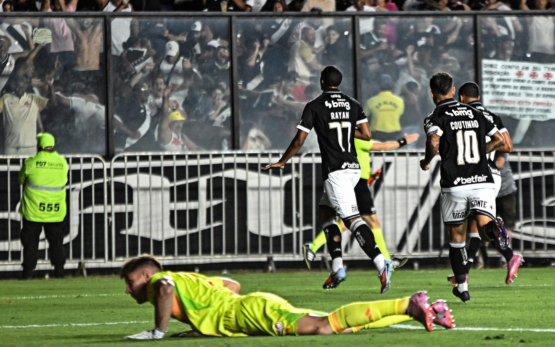 Internacional: De Candidato a Títulos a Quase Rebaixado em 2025