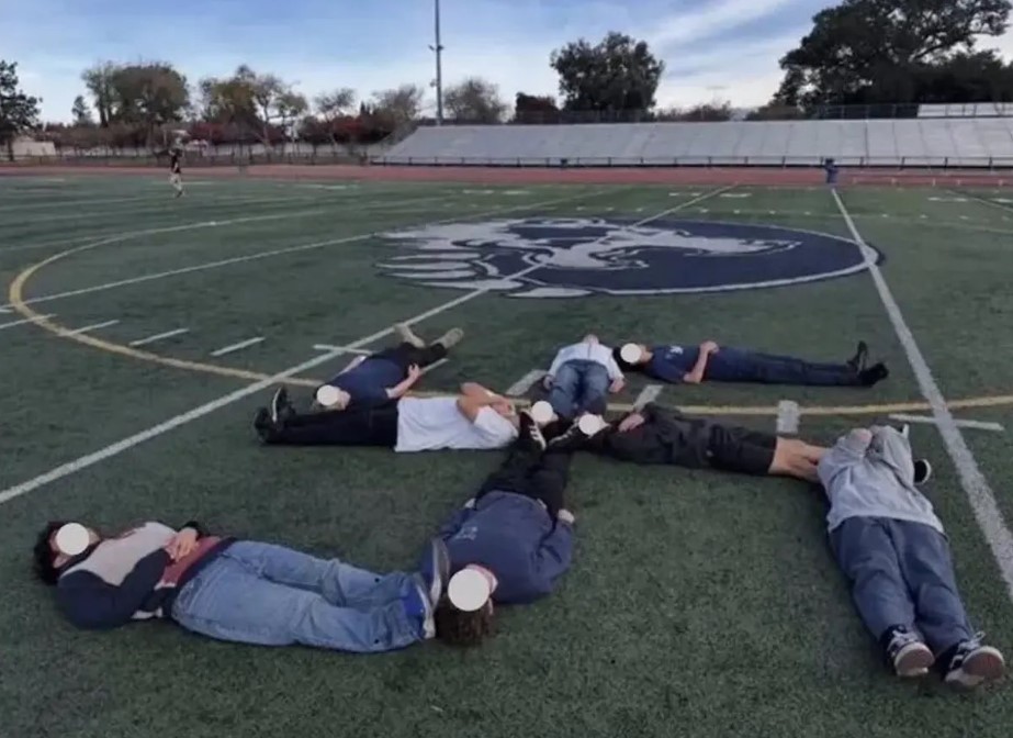 Estudantes de escola americana formam símbolo nazista em ato perturbador – imagem do artigo
