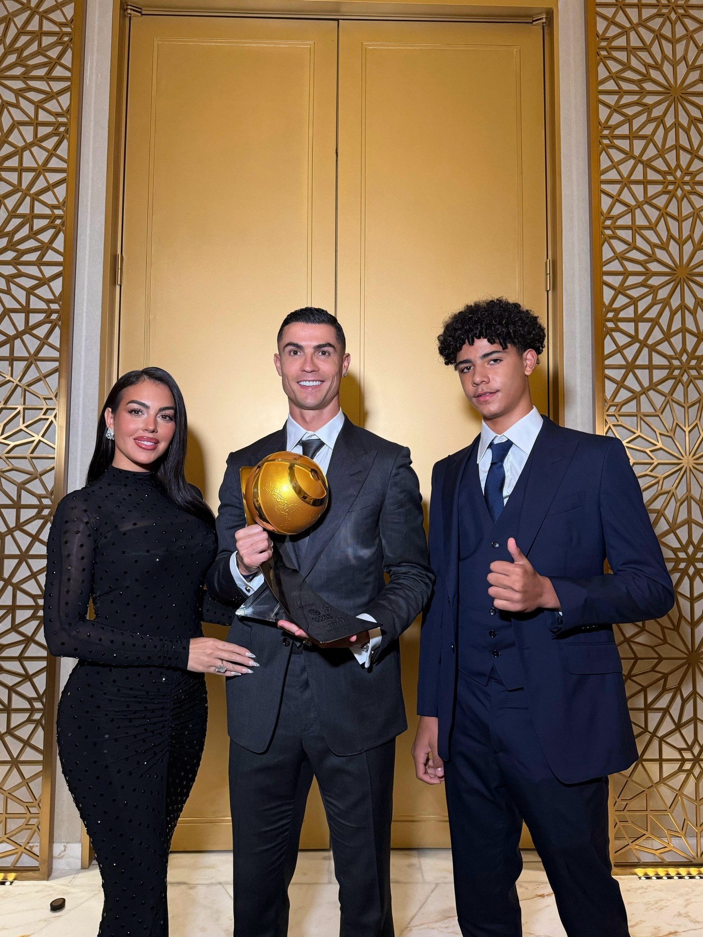 Filho de Cristiano Ronaldo chama atenção por altura impressionante em evento de gala