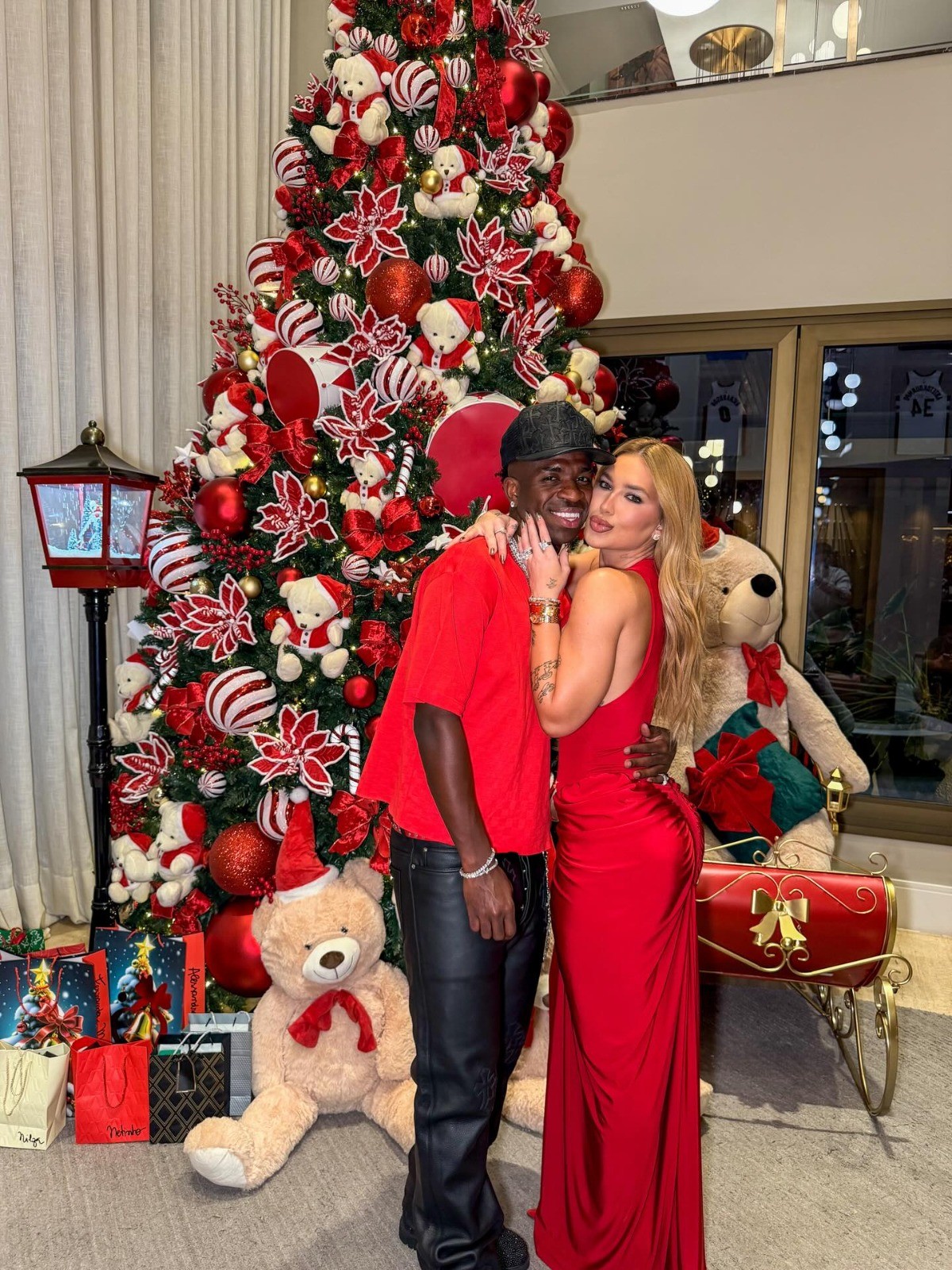 Haaland Surpreende ao Celebrar Natal com Fantasia de Papai Noel e Momento Romântico – imagem do artigo