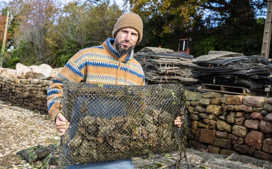 Ex-goleiro Costil troca glamour do futebol por maricultura