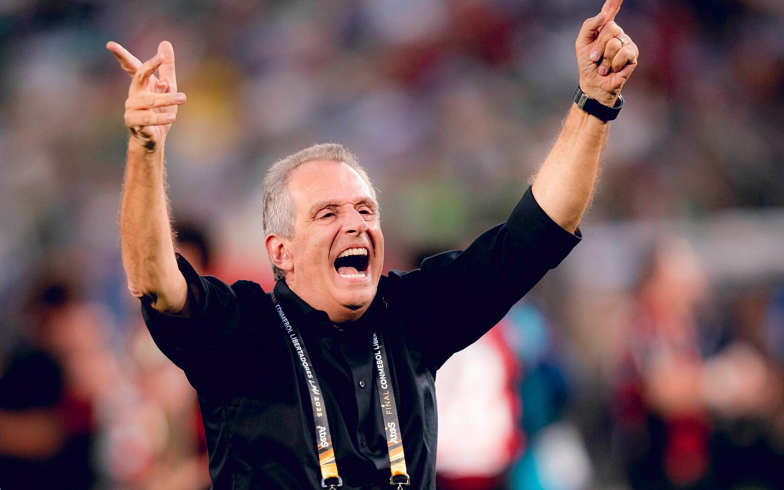 Presidente do Flamengo canta paródia provocativa e agita torcida