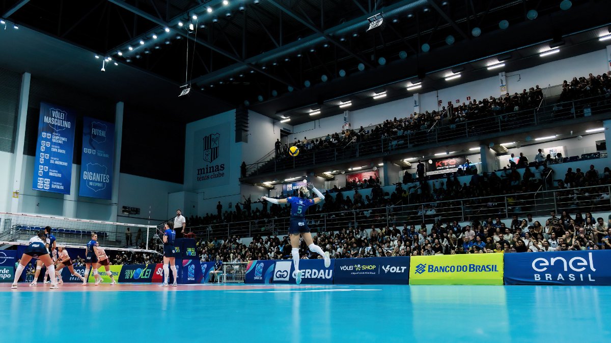 Pri Daroit lidera a Superliga Feminina com saque implacável pelo Minas Tênis Clube