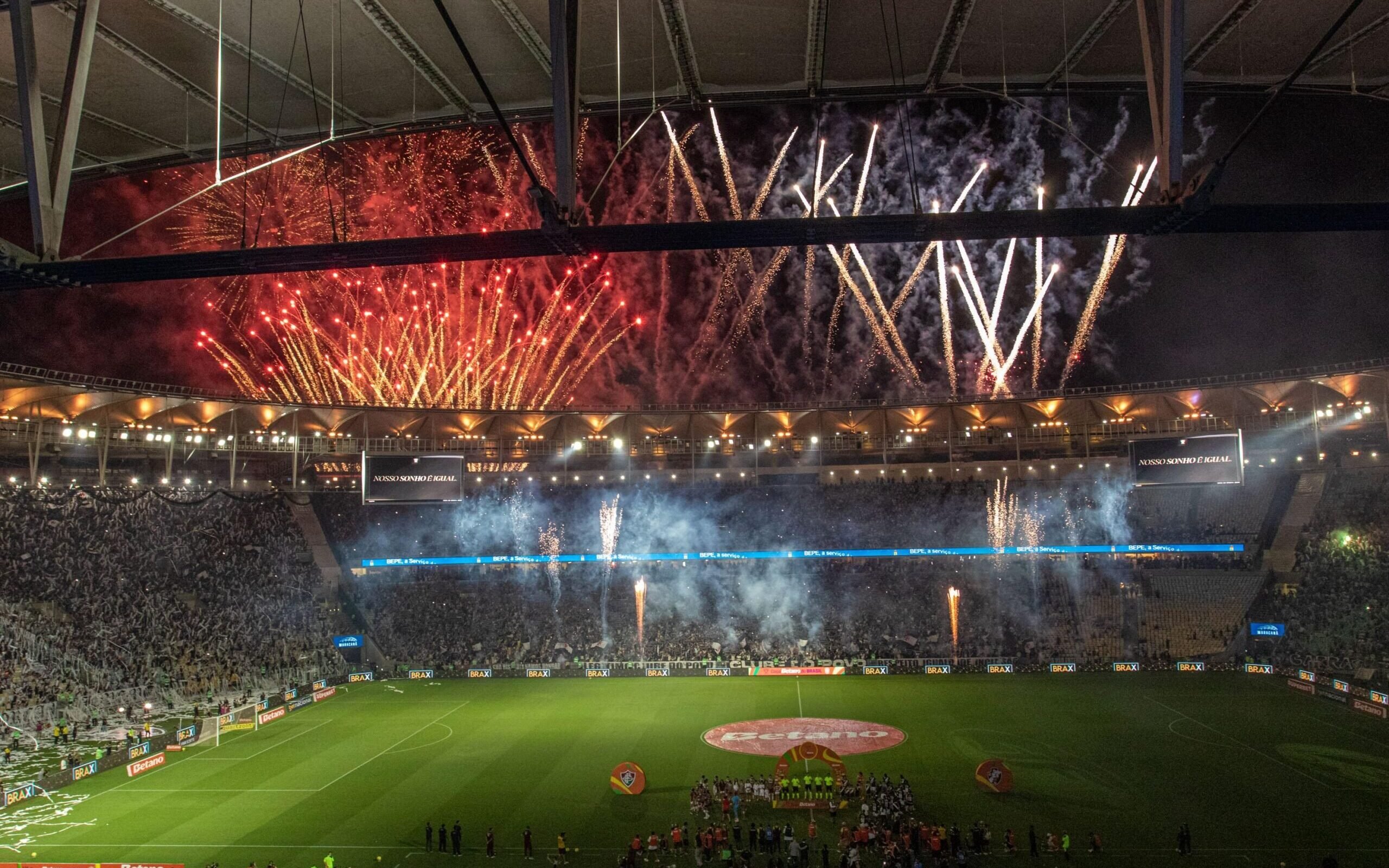 Fluminense e Vasco: Clássico Carioca Une Torcedores em Grande Estilo no Maracanã