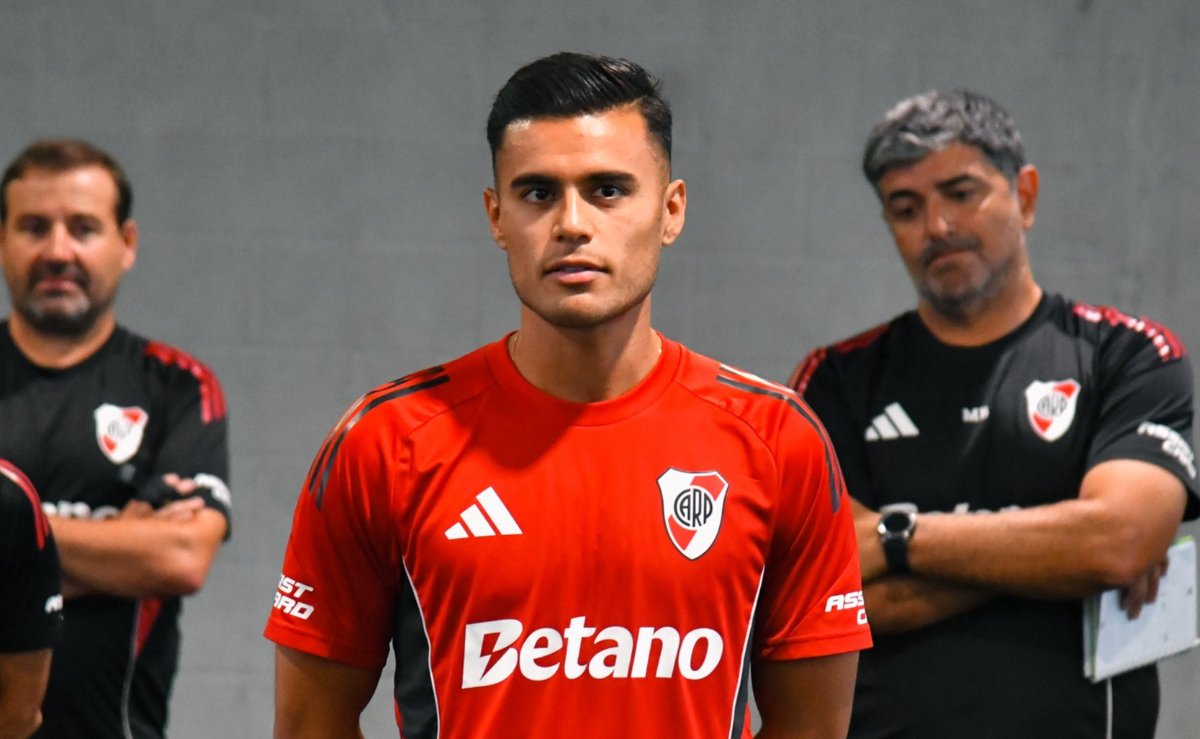 Reinaldo Merlo alerta jovens volantes do River Plate: “A camisa pesa demais”