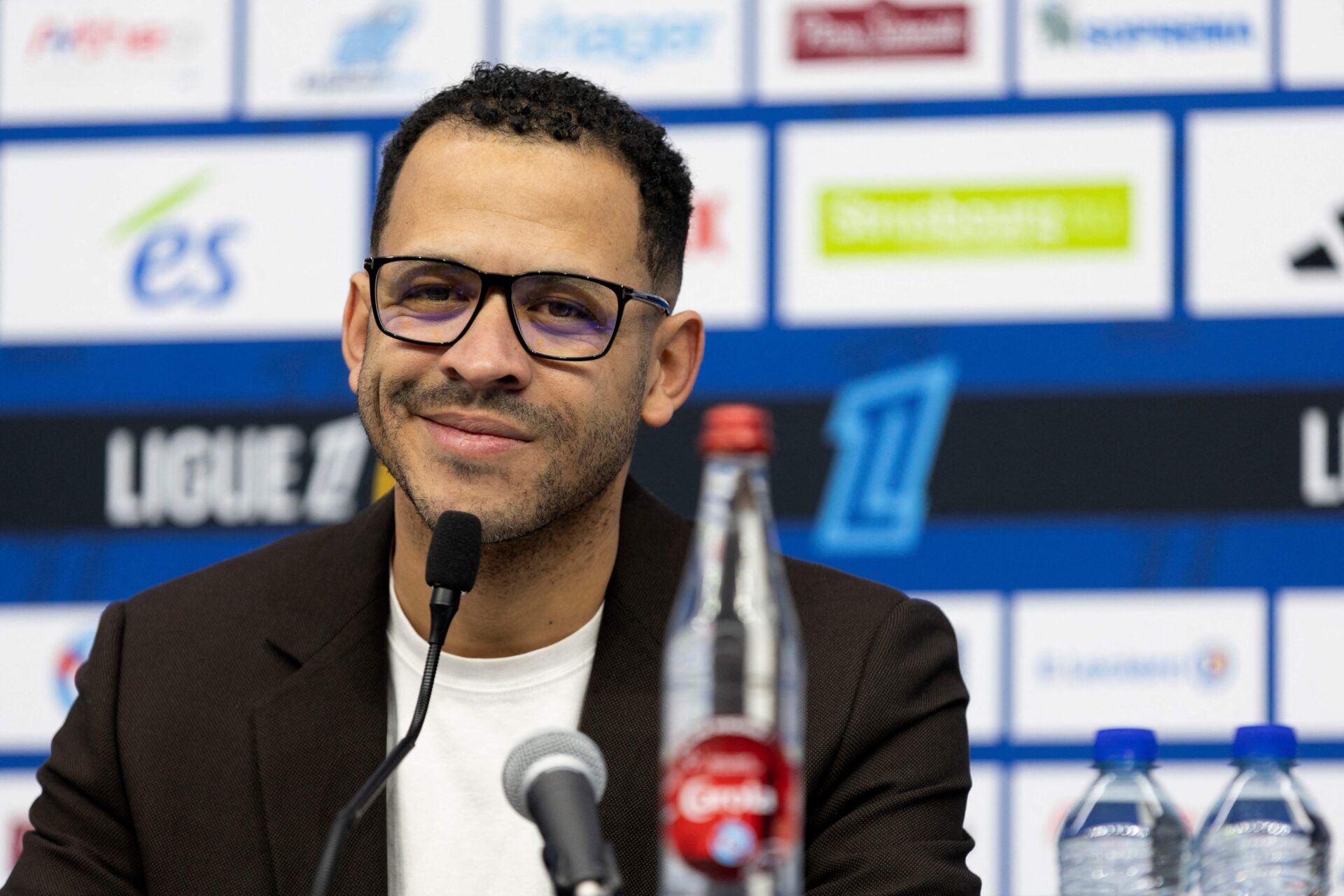 Liam Rosenior assume o comando do Chelsea e promete revolucionar o clube londrino – imagem do artigo
