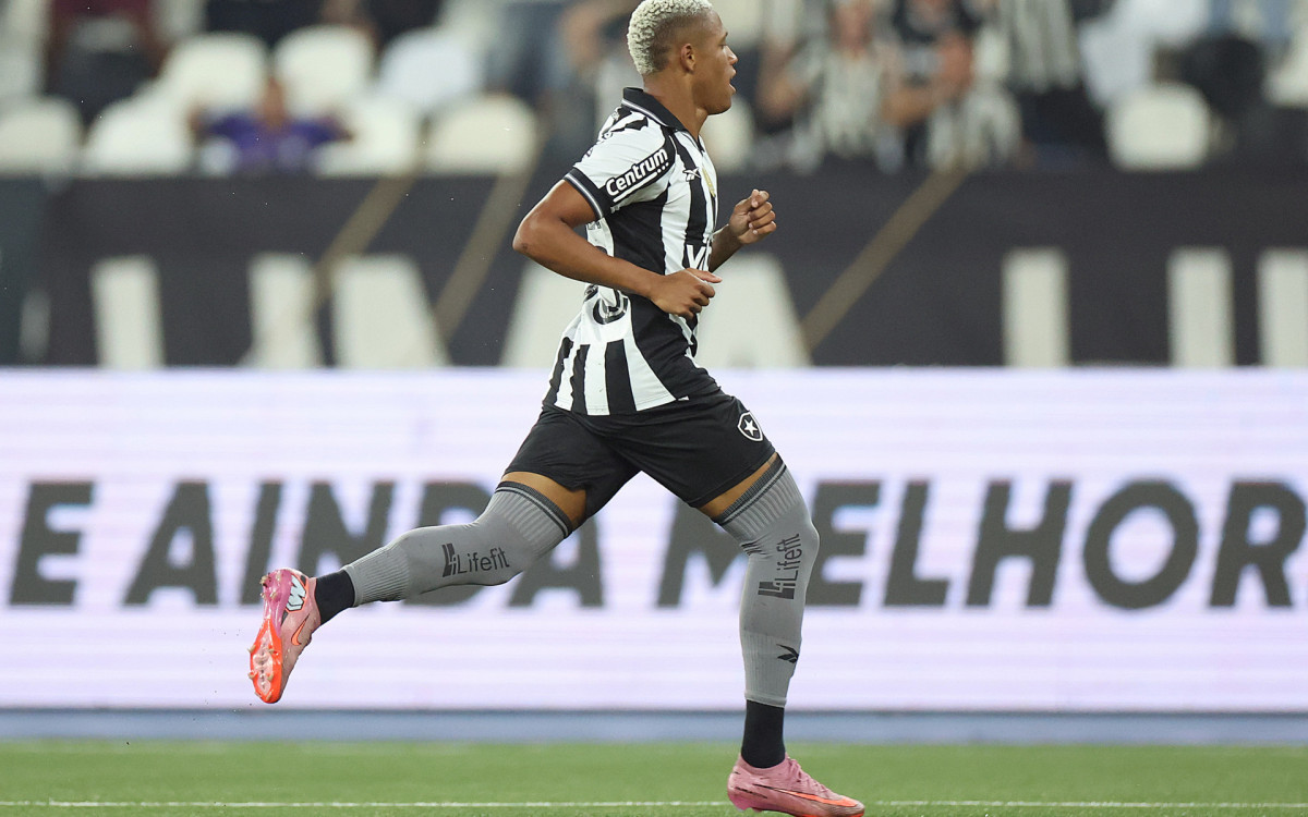 Danilo enfrenta atrasos no FGTS e salários no Botafogo, situação gera preocupação