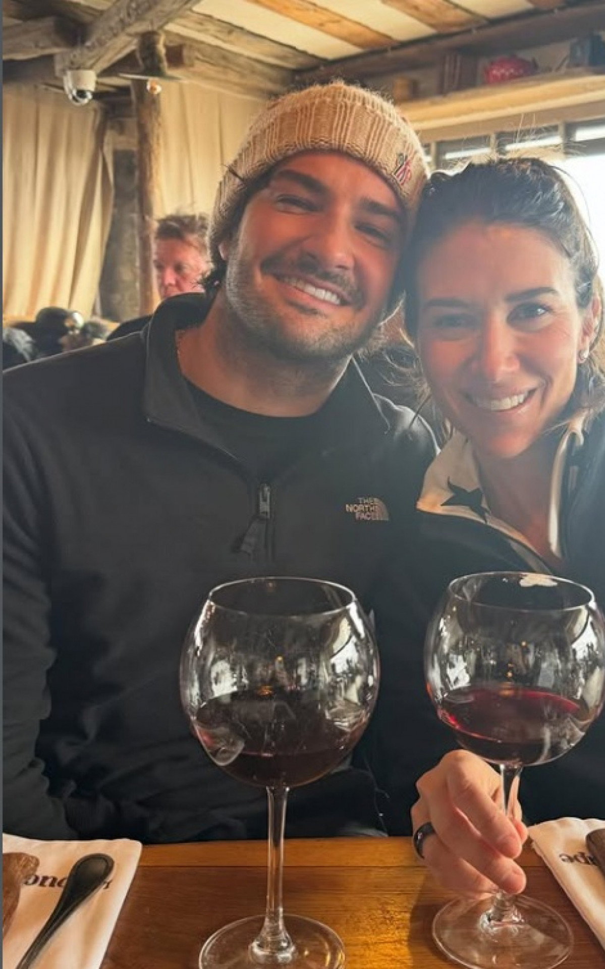 Rebeca Abravanel e Alexandre Pato aproveitam férias radicais nas montanhas da França
