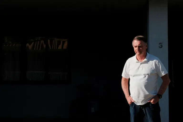 Rotina de Jair Bolsonaro na Papudinha: futebol, exercícios e apoio da família