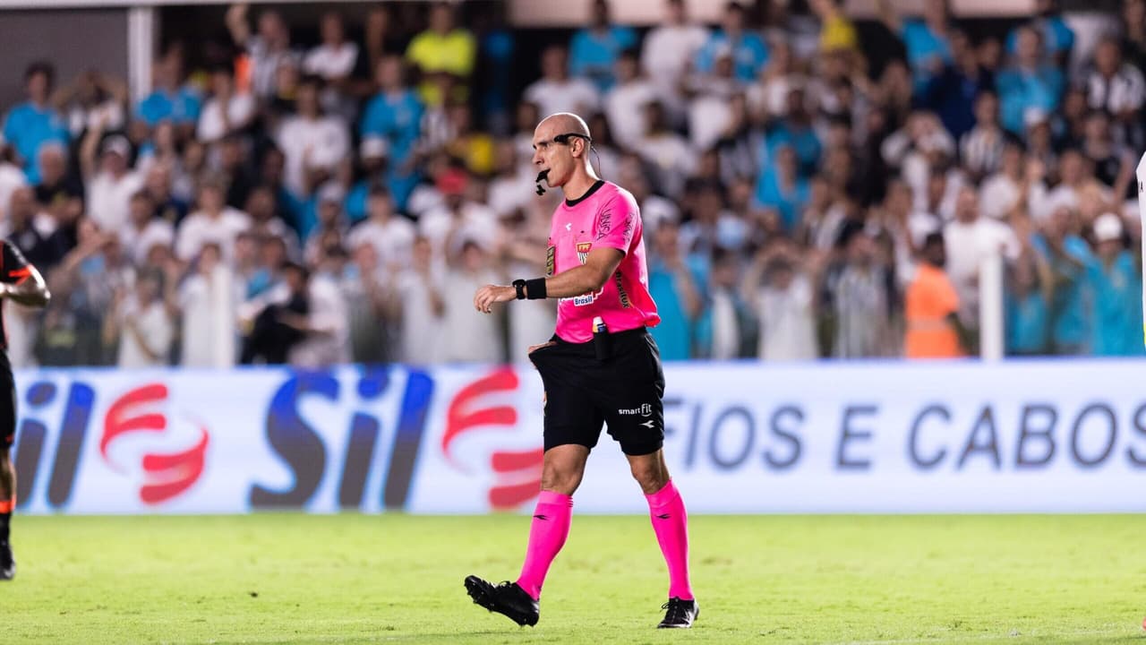 Árbitro Lucas Bellote é afastado após polêmica no empate entre Santos e Corinthians