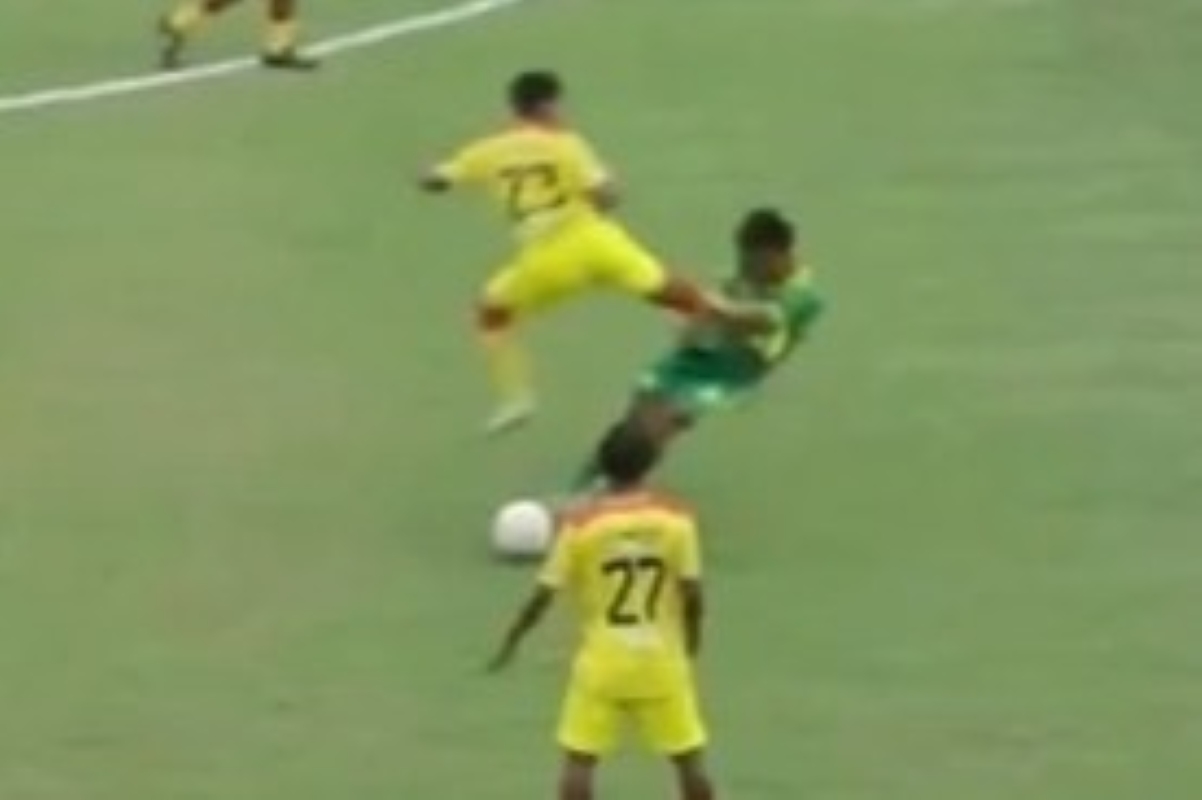 Jogador é banido após voadora violenta em jogo da 4ª divisão da Indonésia – imagem do artigo