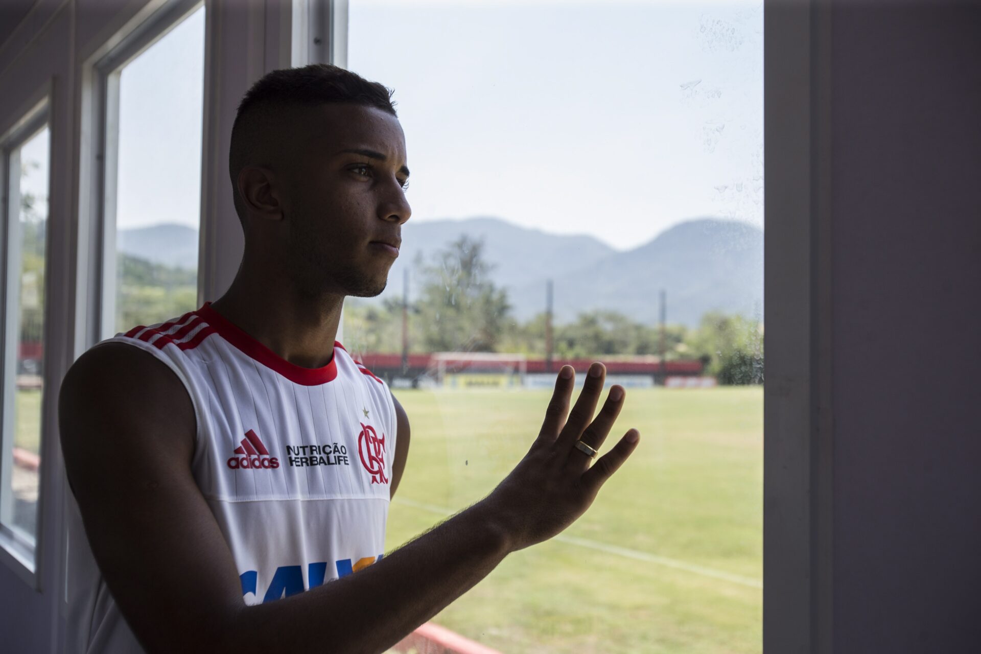 De volta ao topo: a jornada de superação de um lateral-esquerdo no futebol brasileiro – imagem do artigo