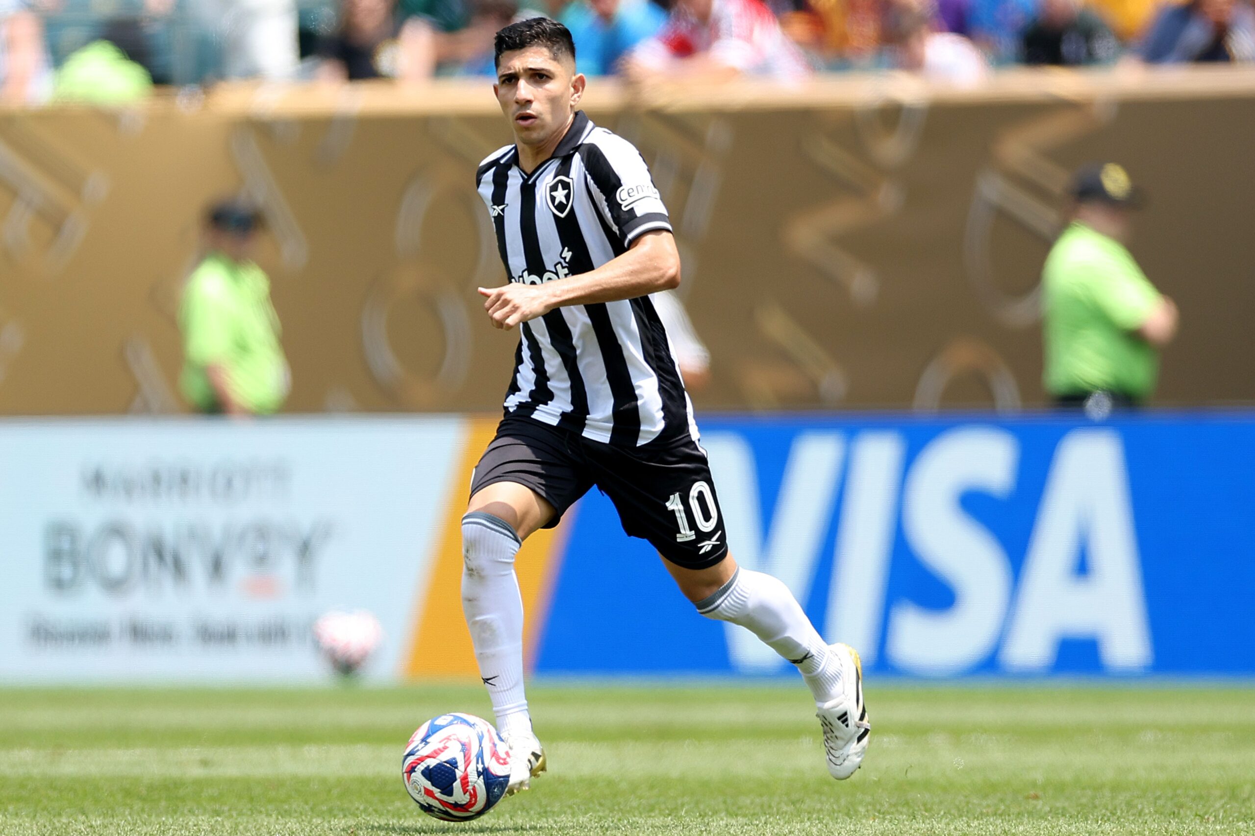 Savarino se reapresenta no Botafogo e decide futuro após proposta do Fluminense